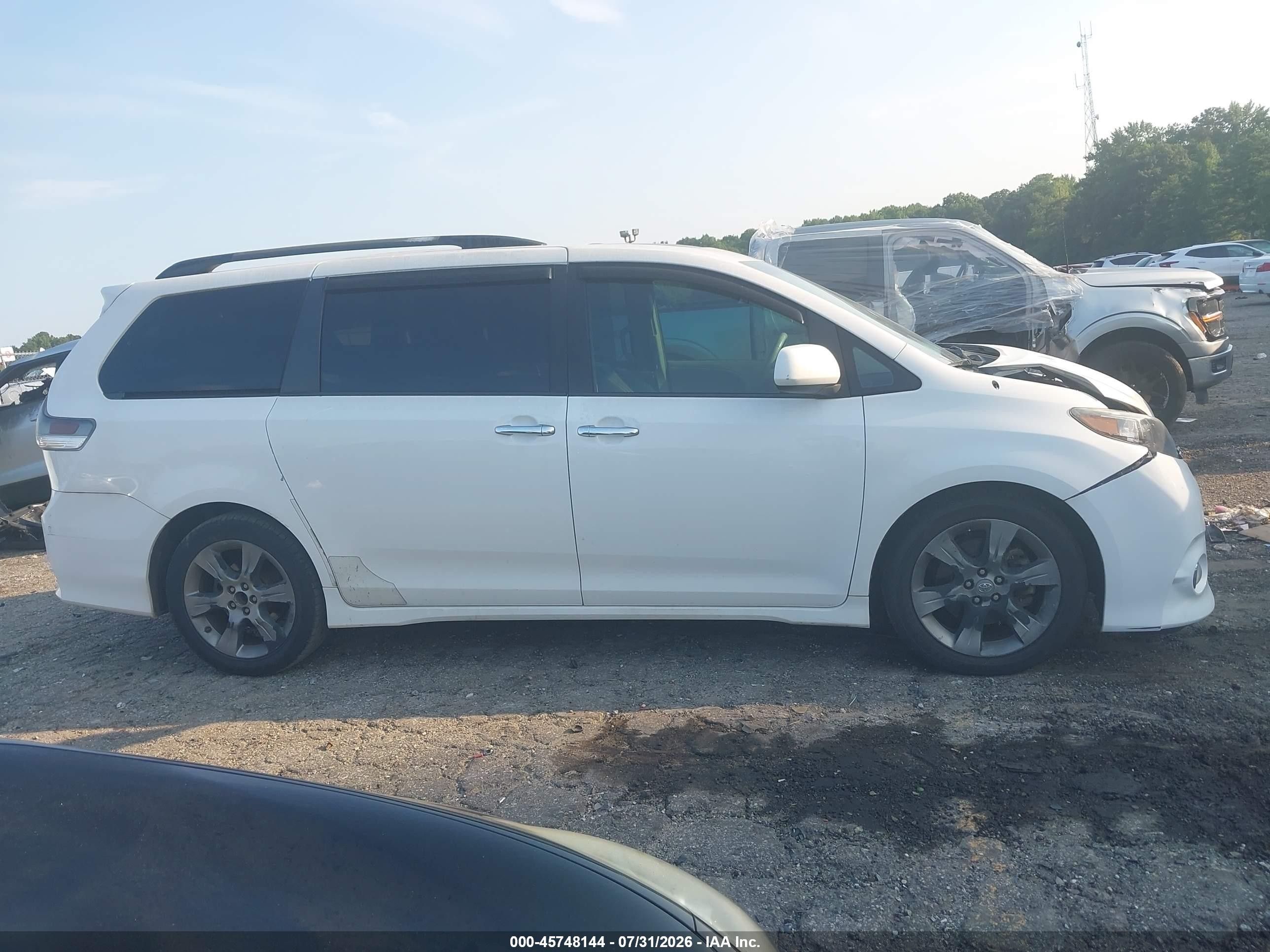 2014 Toyota Sienna Se 8 Passenger White vin: 5TDXK3DC9ES412517