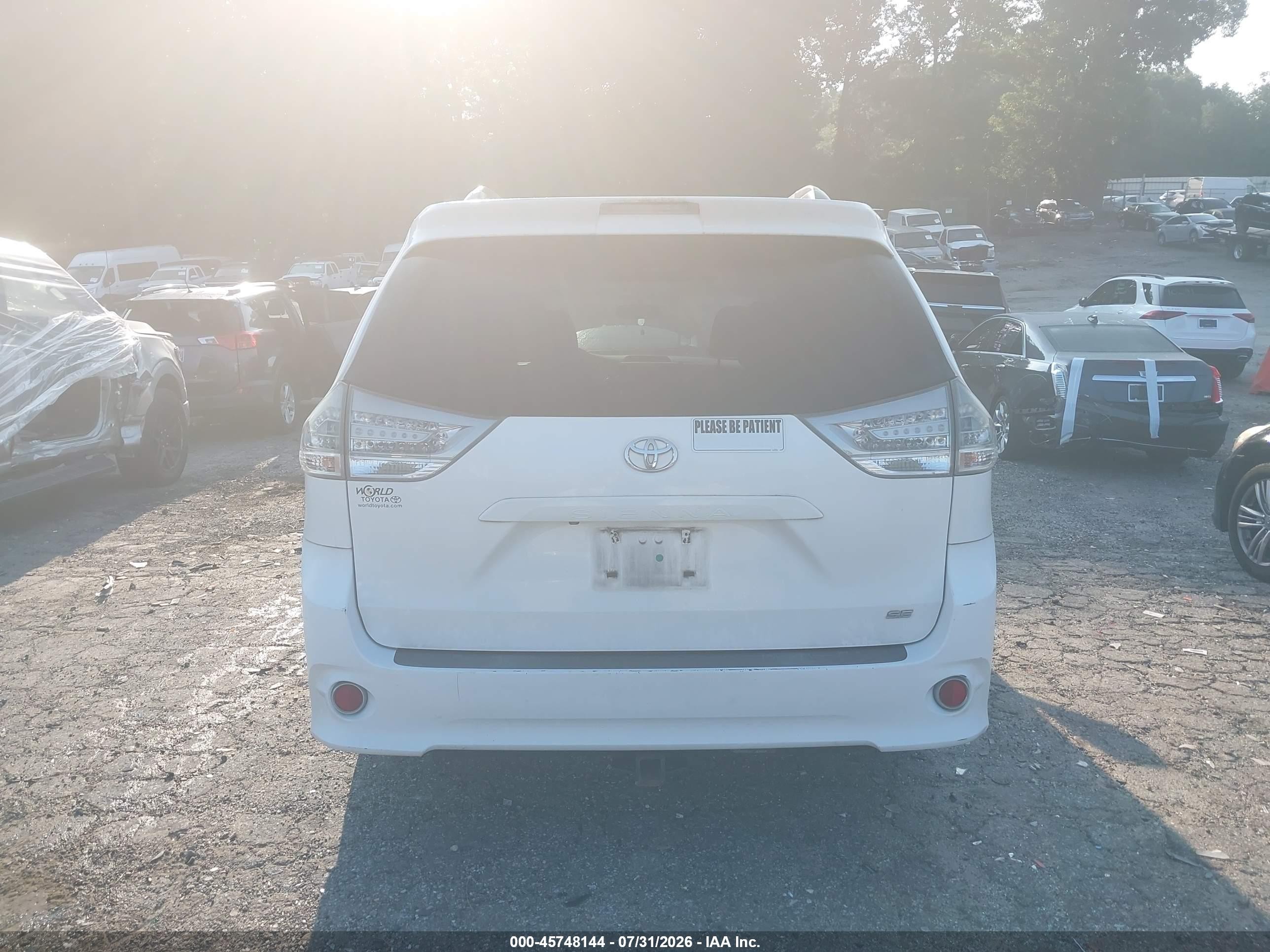 2014 Toyota Sienna Se 8 Passenger White vin: 5TDXK3DC9ES412517