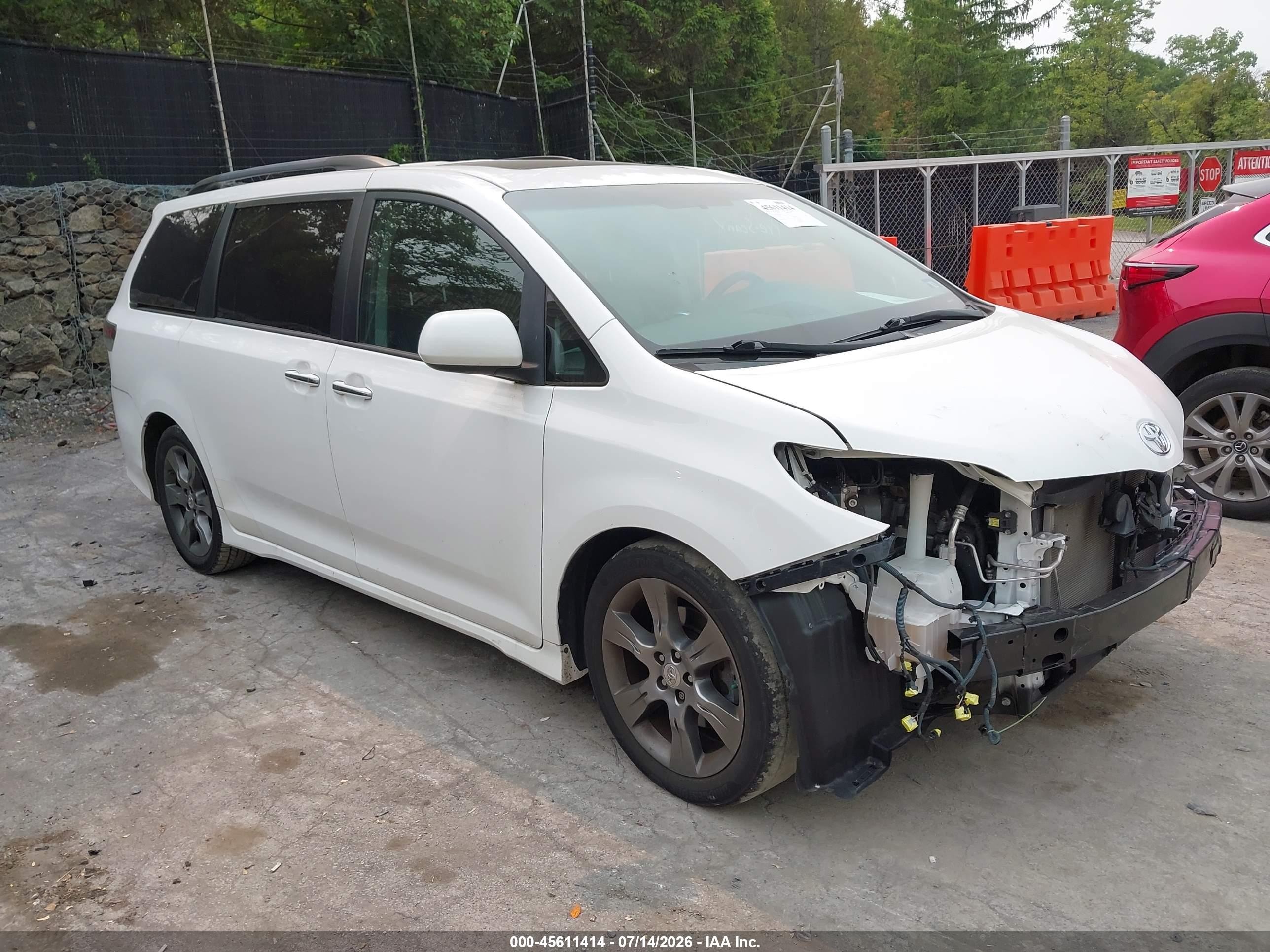 2015 Toyota Sienna Se Premium 8 Passenger White vin: 5TDXK3DC9FS663989