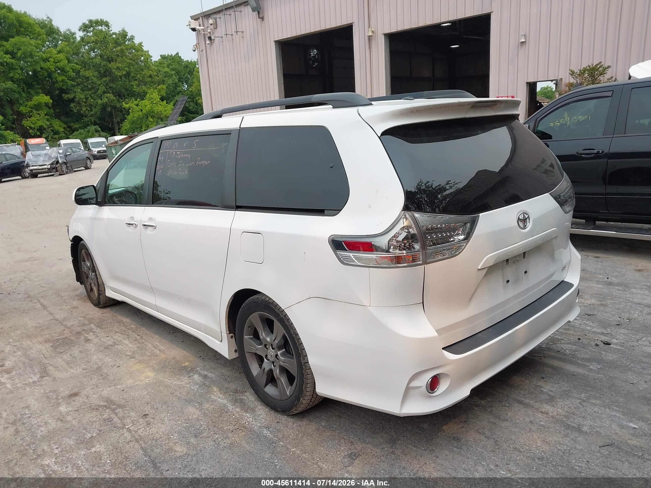 2015 Toyota Sienna Se Premium 8 Passenger White vin: 5TDXK3DC9FS663989