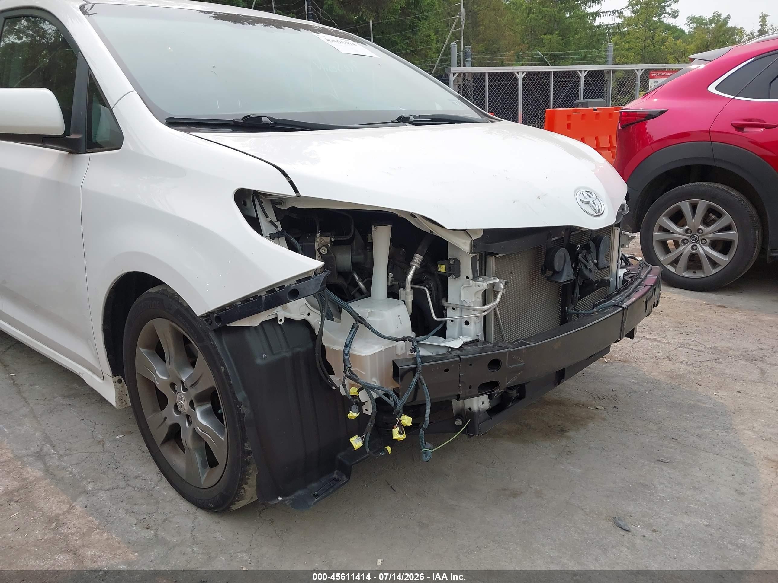 2015 Toyota Sienna Se Premium 8 Passenger White vin: 5TDXK3DC9FS663989