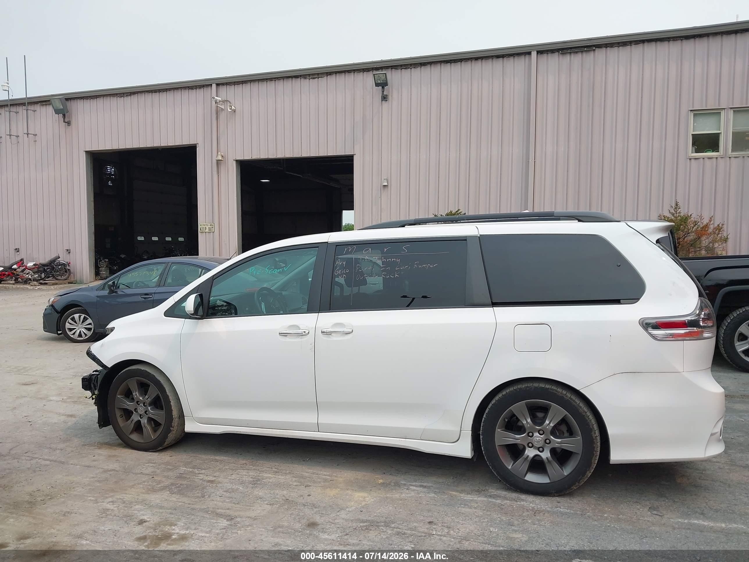 2015 Toyota Sienna Se Premium 8 Passenger White vin: 5TDXK3DC9FS663989