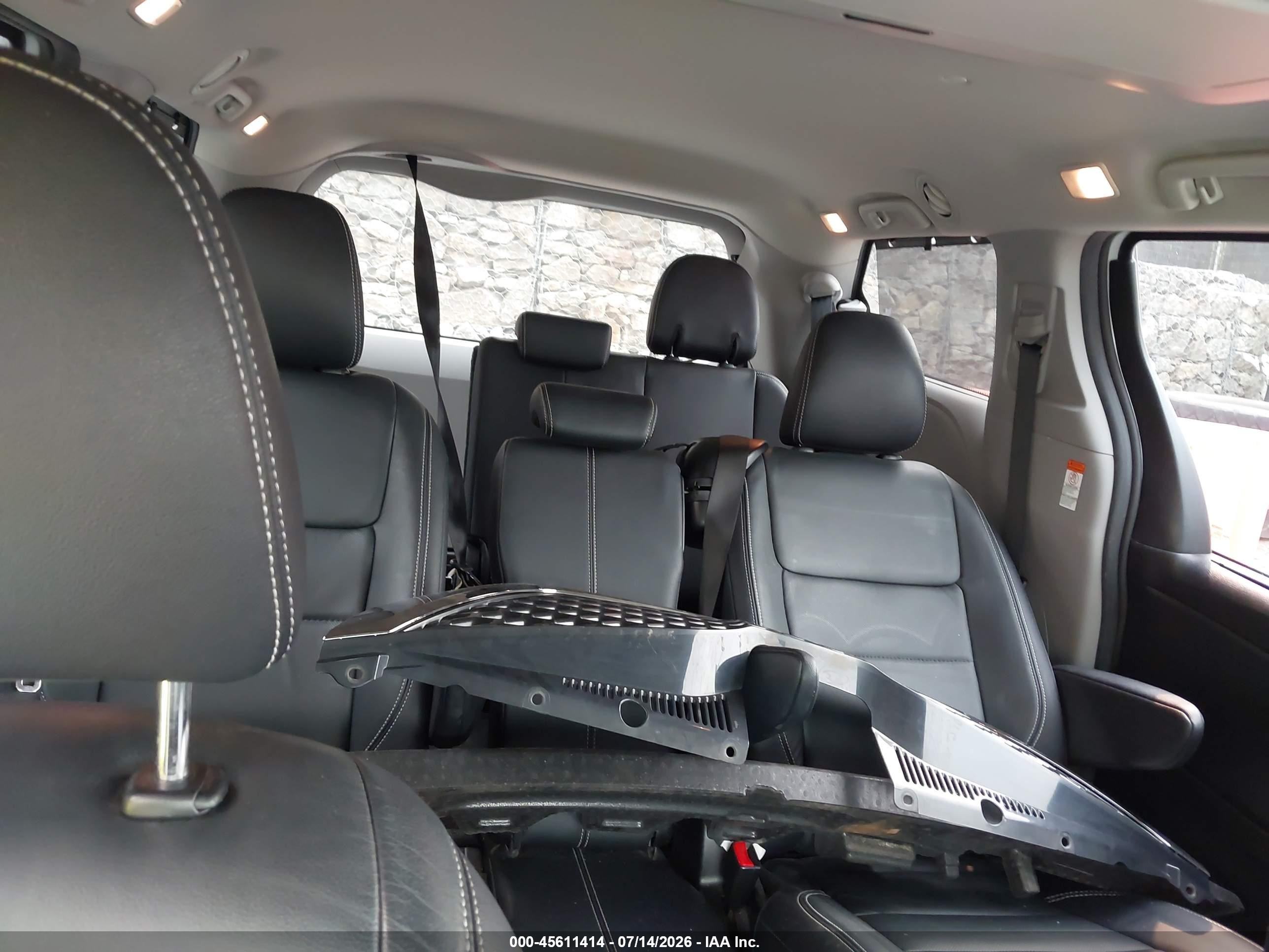 2015 Toyota Sienna Se Premium 8 Passenger White vin: 5TDXK3DC9FS663989