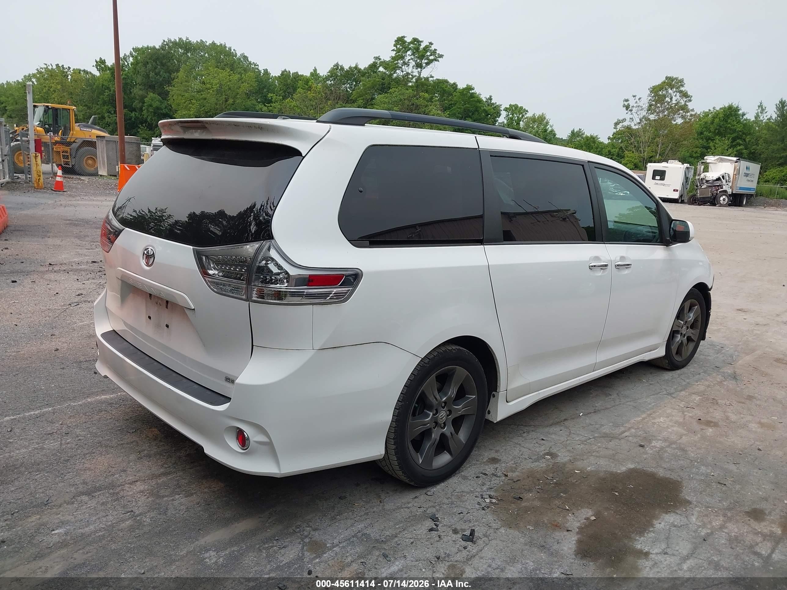 2015 Toyota Sienna Se Premium 8 Passenger White vin: 5TDXK3DC9FS663989