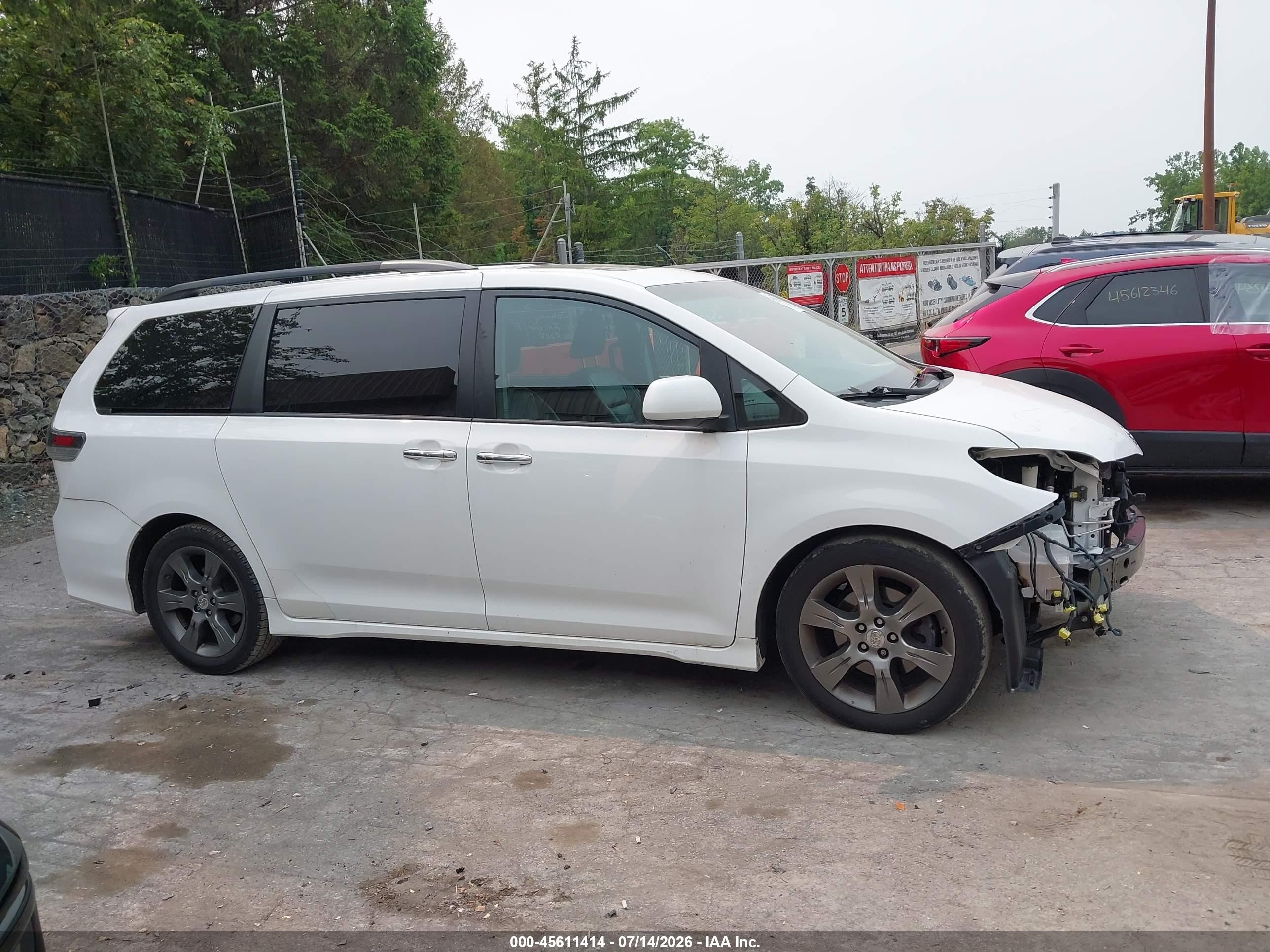 2015 Toyota Sienna Se Premium 8 Passenger White vin: 5TDXK3DC9FS663989