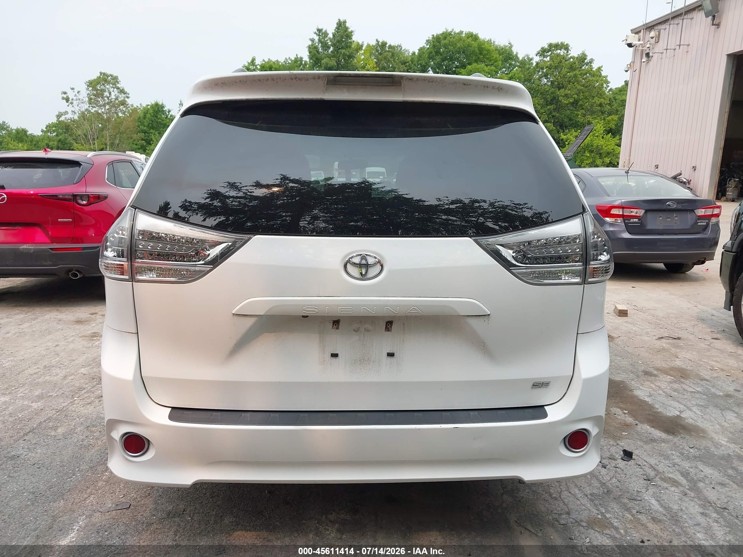 2015 Toyota Sienna Se Premium 8 Passenger White vin: 5TDXK3DC9FS663989