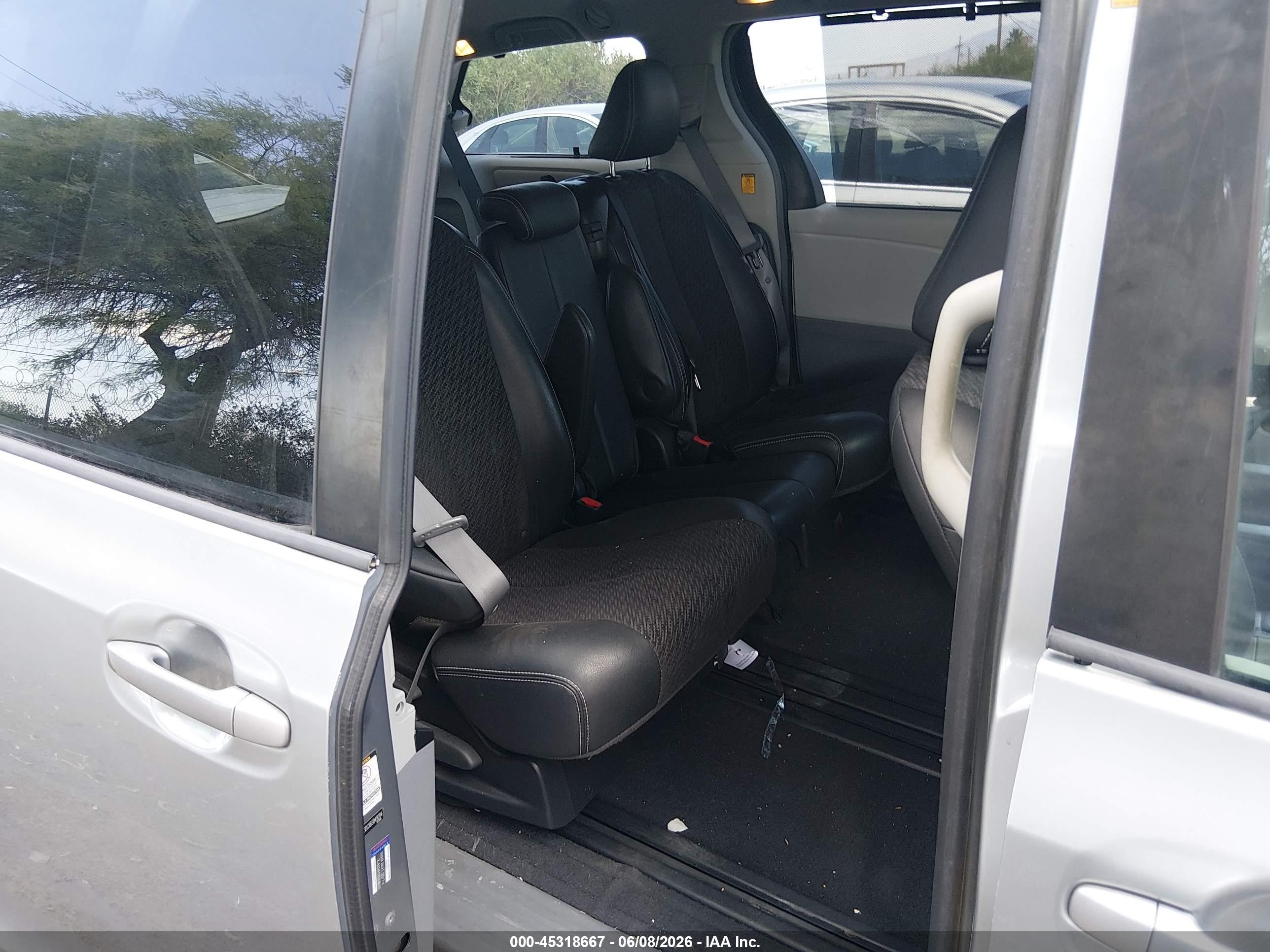 2011 Toyota Sienna Se Silver vin: 5TDXK3DCXBS049284