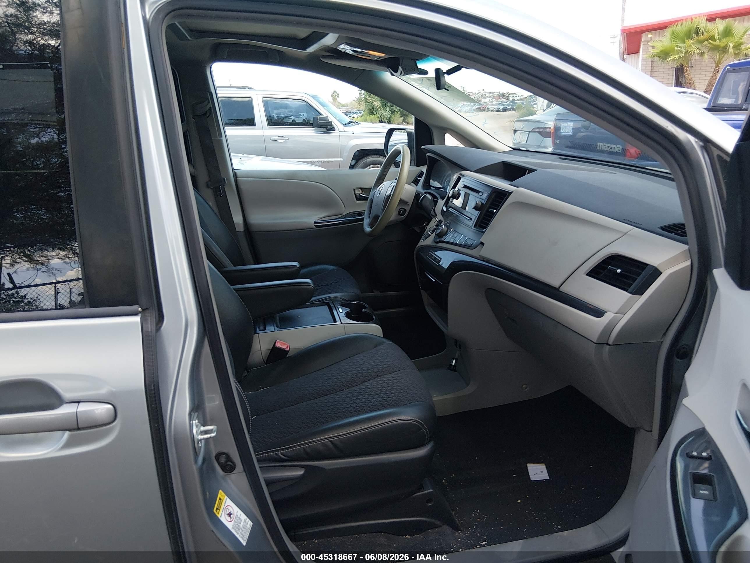 2011 Toyota Sienna Se Silver vin: 5TDXK3DCXBS049284