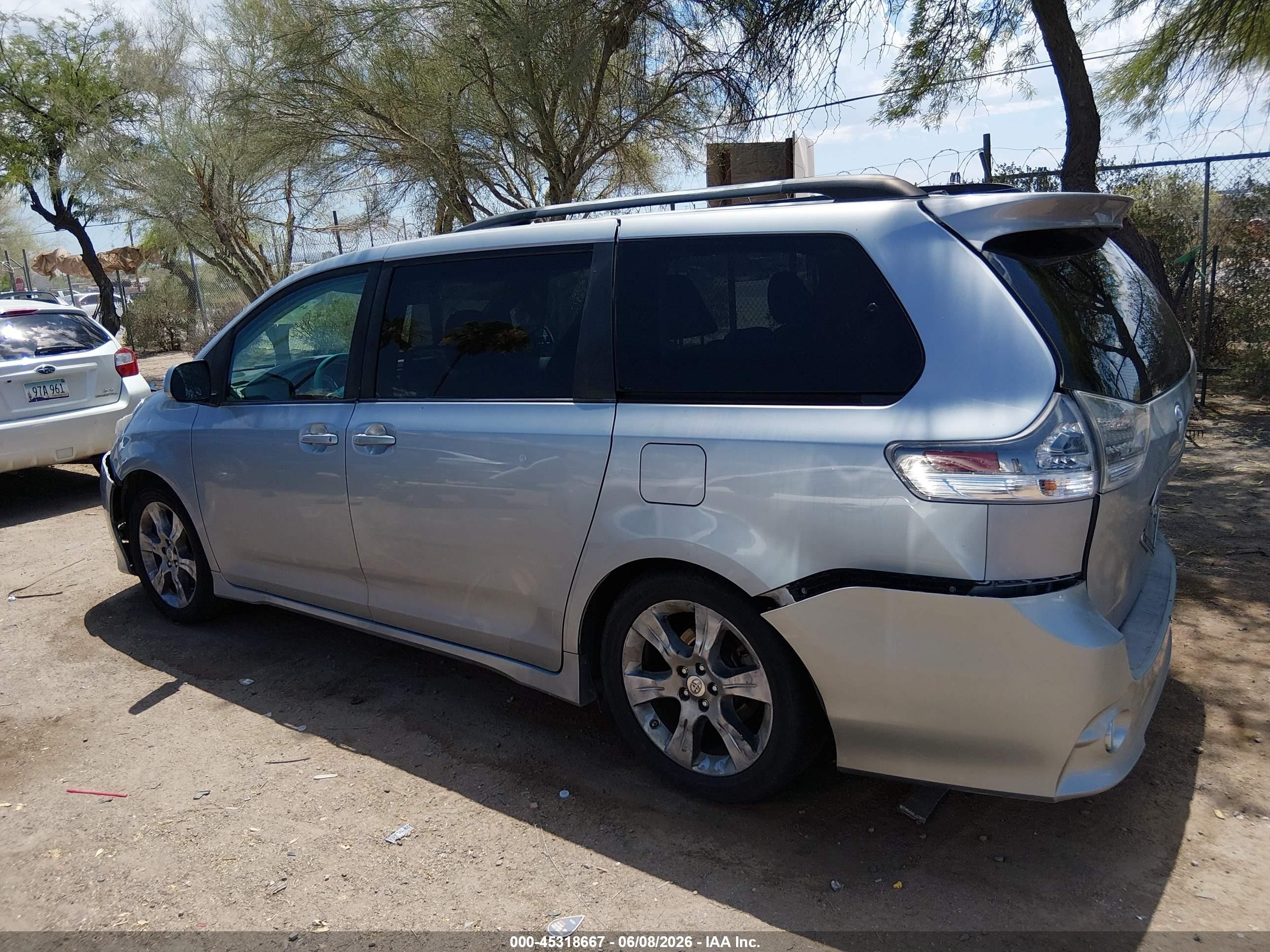 2011 Toyota Sienna Se Silver vin: 5TDXK3DCXBS049284