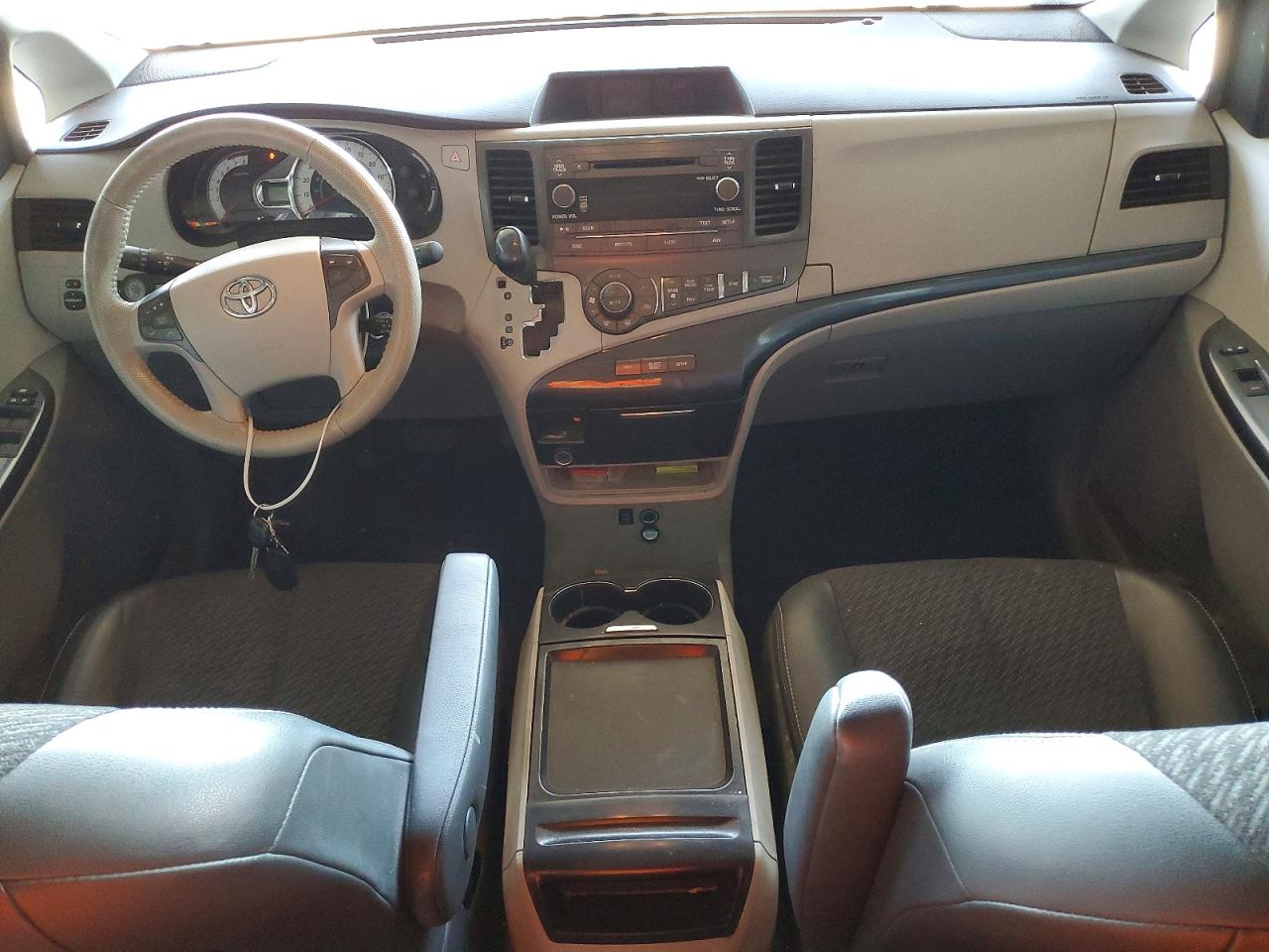 2011 Toyota Sienna Sport White vin: 5TDXK3DCXBS054422