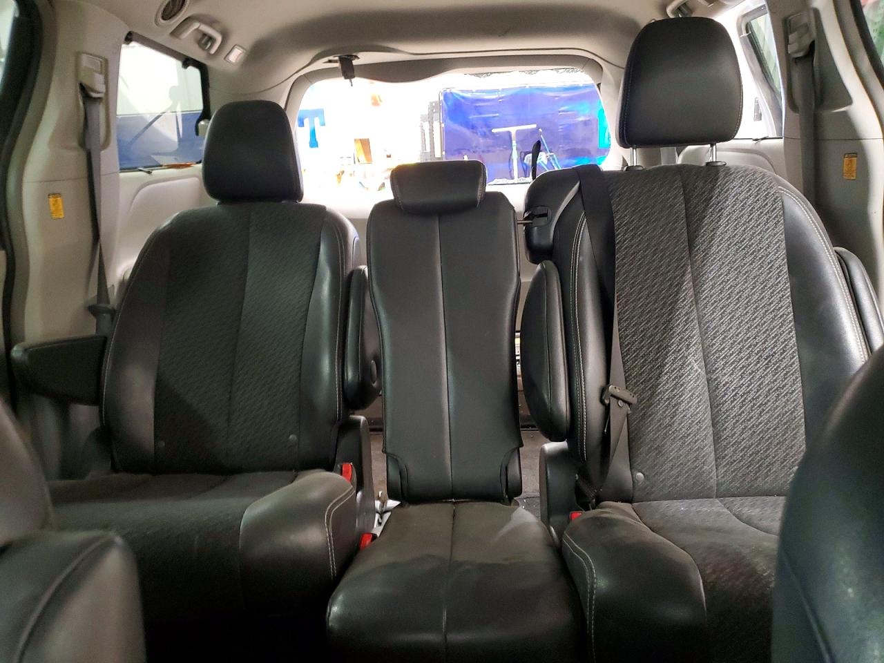 2012 Toyota Sienna Sport Серебряный vin: 5TDXK3DCXCS255349