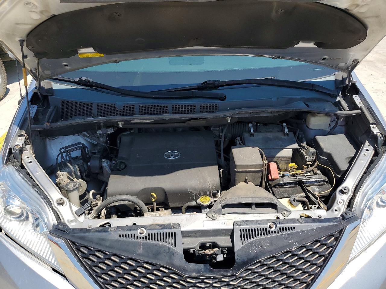 2013 Toyota Sienna Sport Silver vin: 5TDXK3DCXDS299708