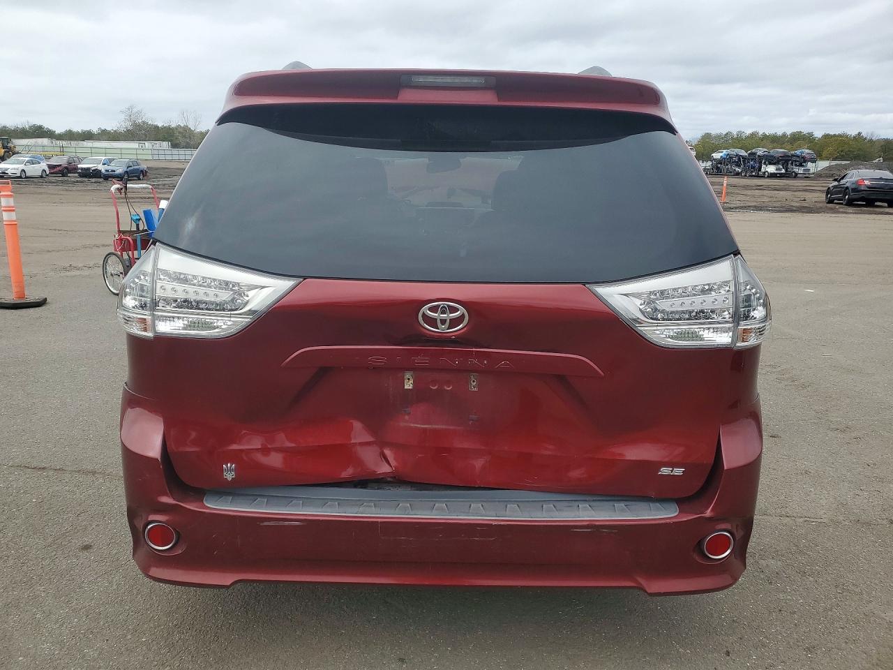 2013 Toyota Sienna Se 8-passenger Burgundy vin: 5TDXK3DCXDS331170