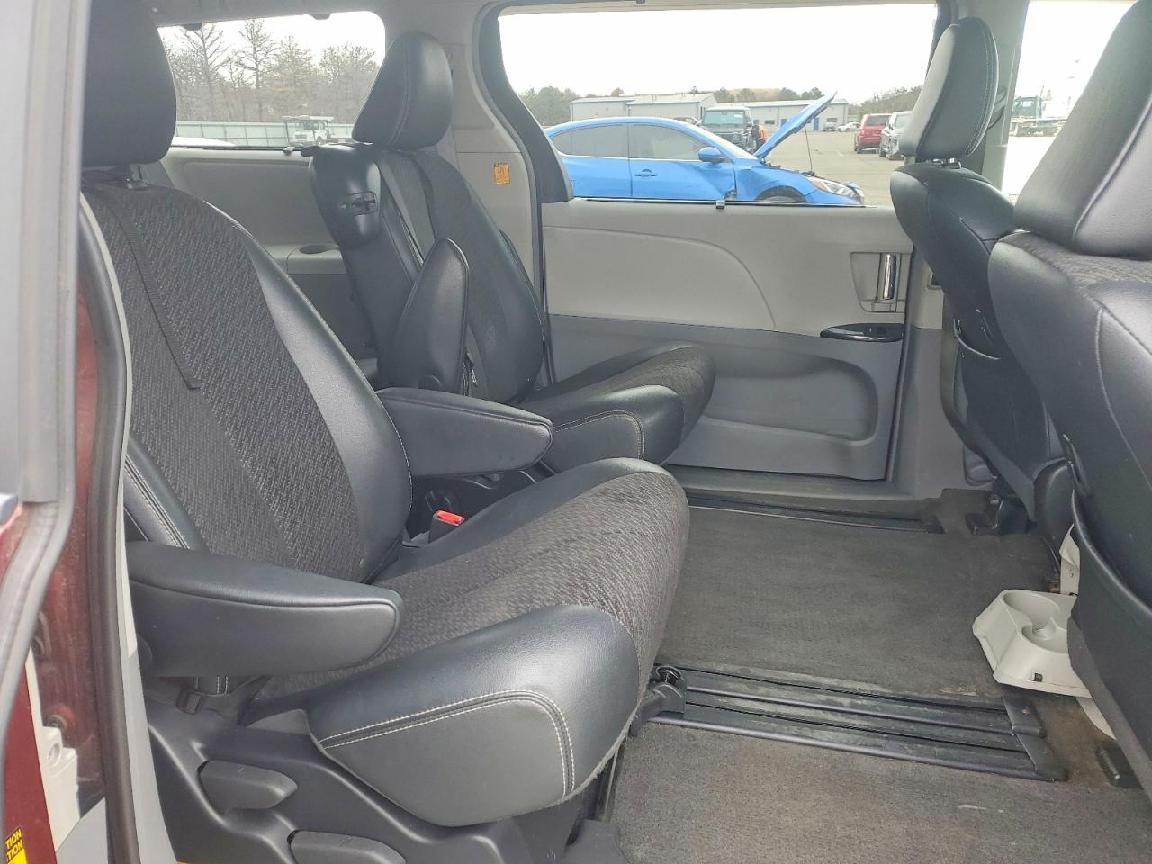 2013 Toyota Sienna Se 8-passenger Burgundy vin: 5TDXK3DCXDS331170