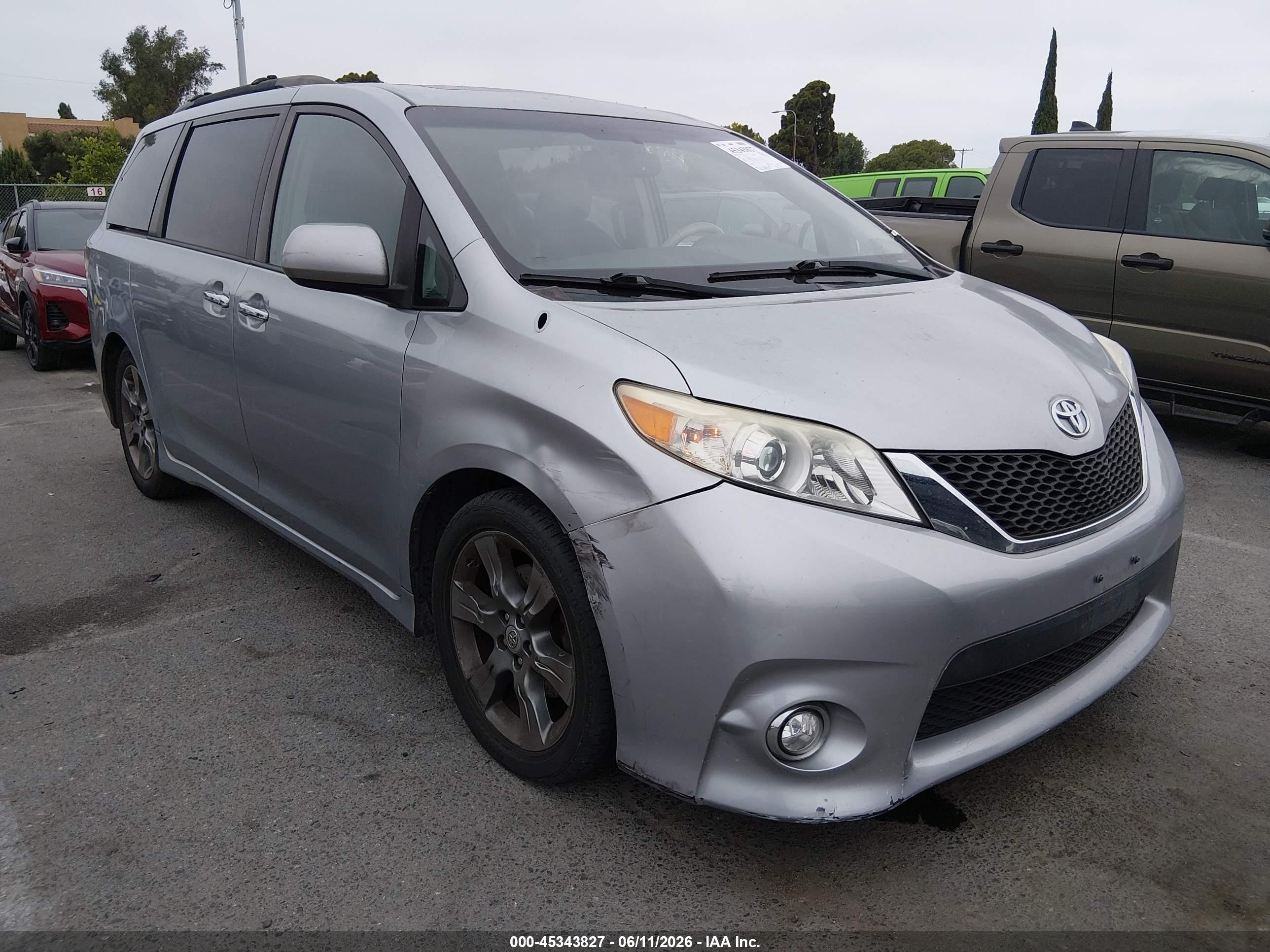 2014 Toyota Sienna Se 8 Passenger Silver vin: 5TDXK3DCXES498680
