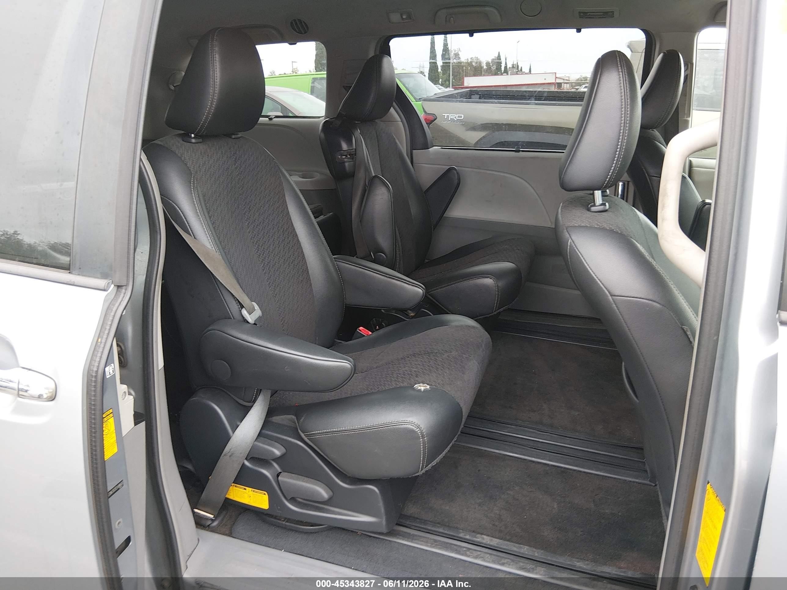 2014 Toyota Sienna Se 8 Passenger Silver vin: 5TDXK3DCXES498680