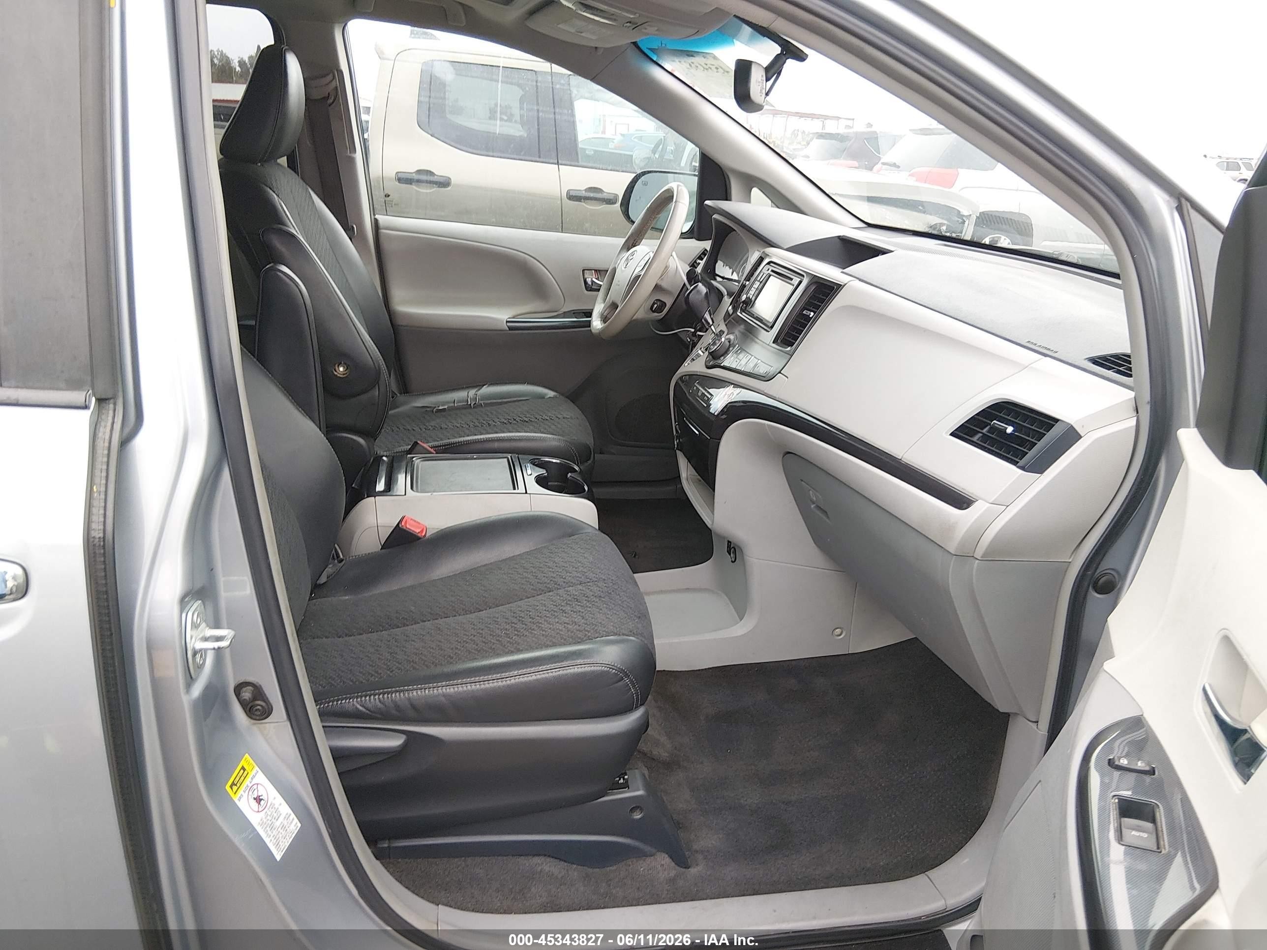 2014 Toyota Sienna Se 8 Passenger Silver vin: 5TDXK3DCXES498680