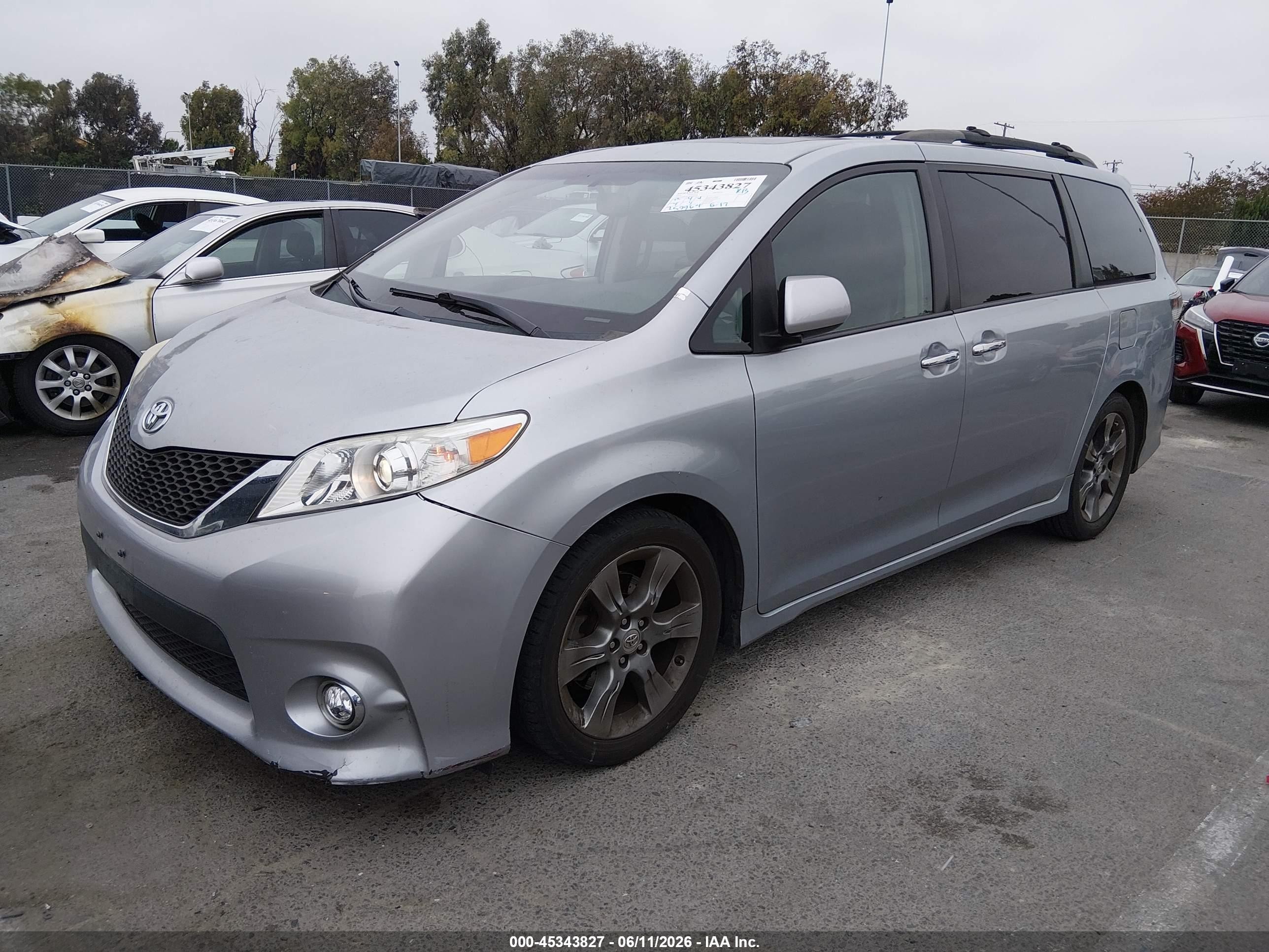 2014 Toyota Sienna Se 8 Passenger Silver vin: 5TDXK3DCXES498680