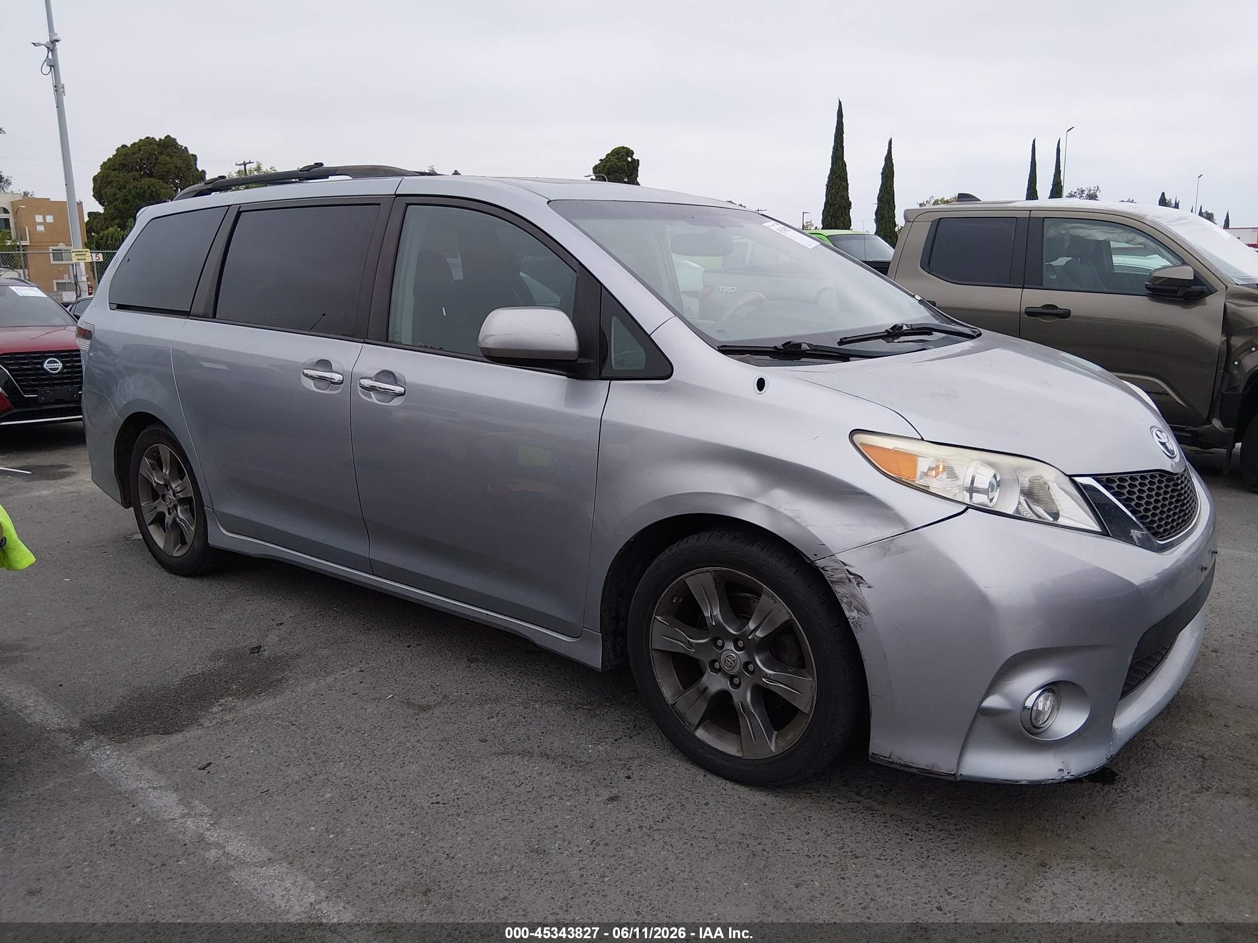 2014 Toyota Sienna Se 8 Passenger Silver vin: 5TDXK3DCXES498680