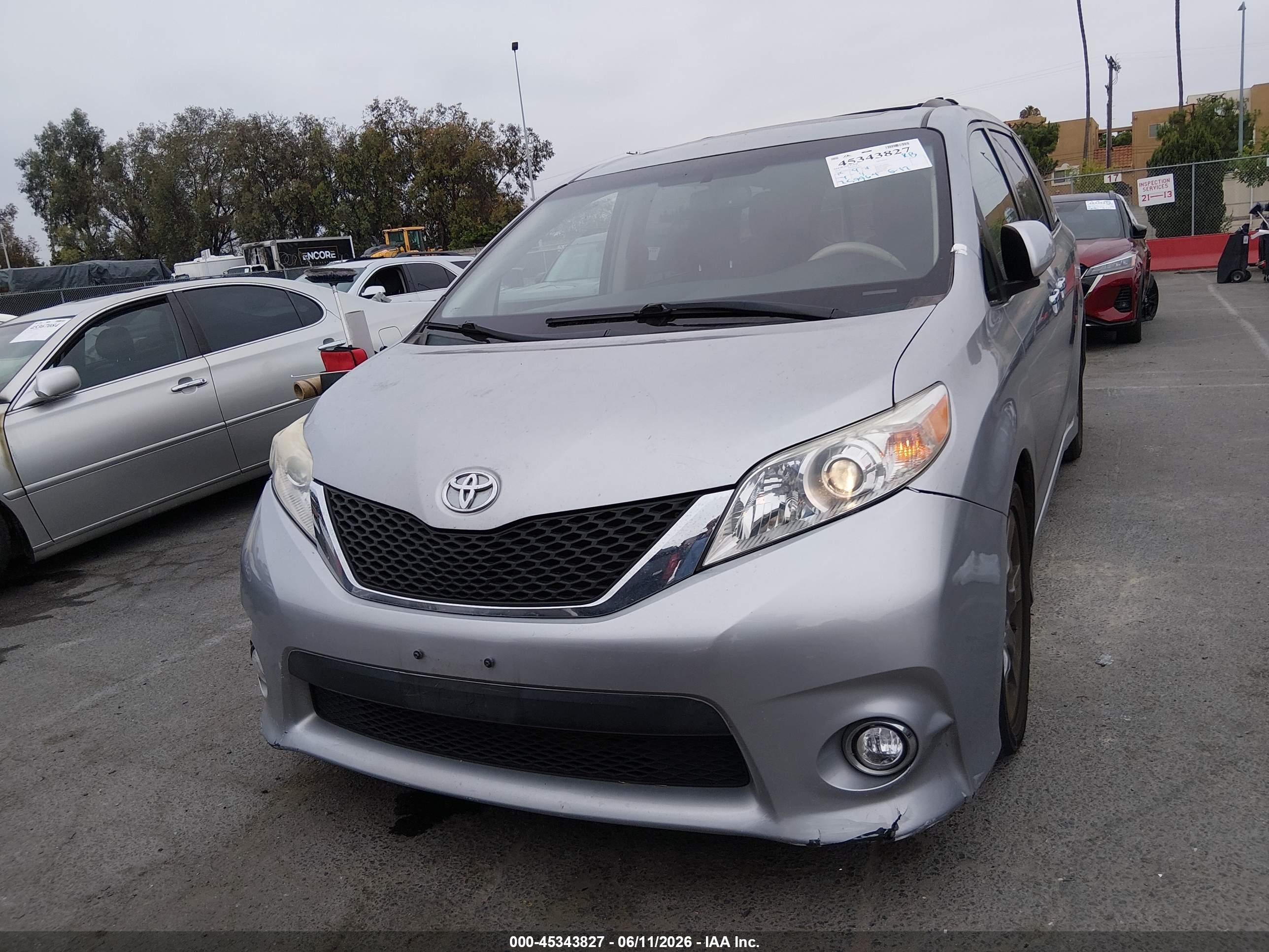 2014 Toyota Sienna Se 8 Passenger Silver vin: 5TDXK3DCXES498680