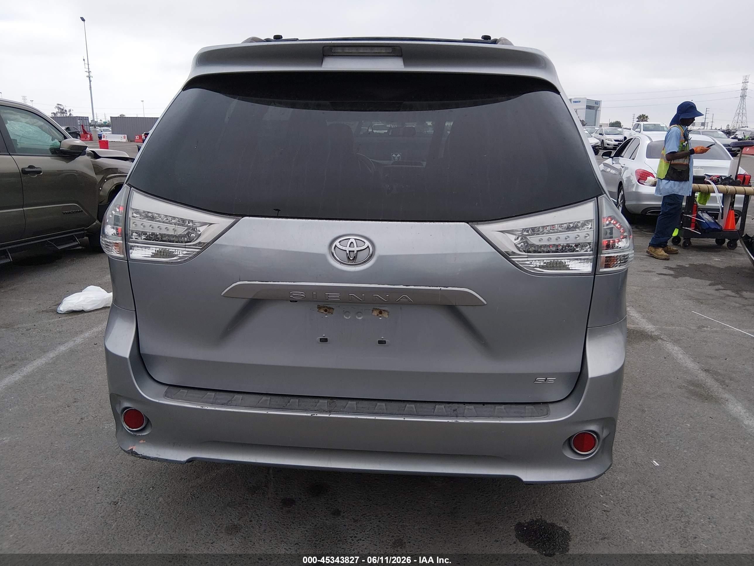 2014 Toyota Sienna Se 8 Passenger Silver vin: 5TDXK3DCXES498680