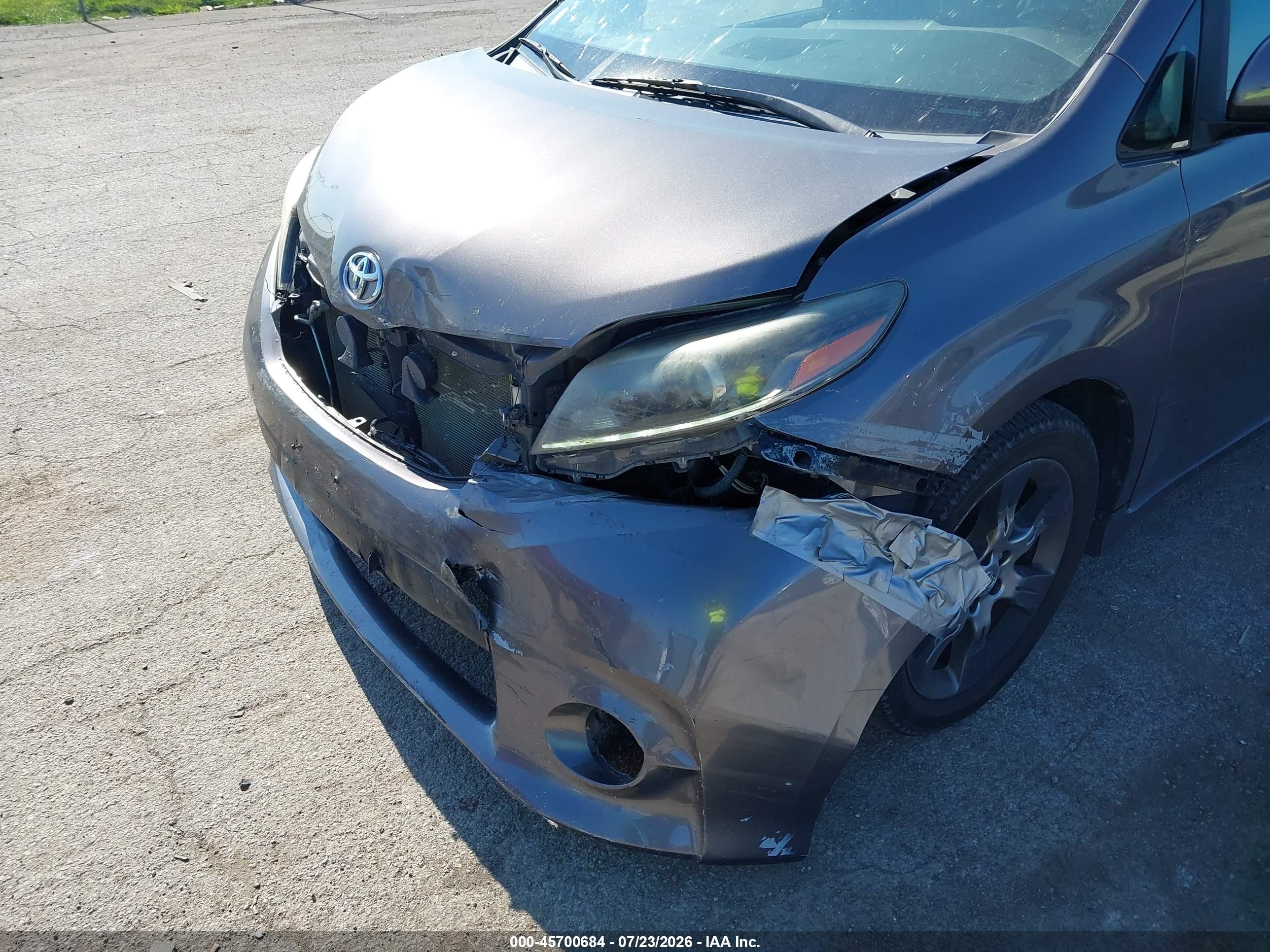 2015 Toyota Sienna Se 8 Passenger Серый vin: 5TDXK3DCXFS543179