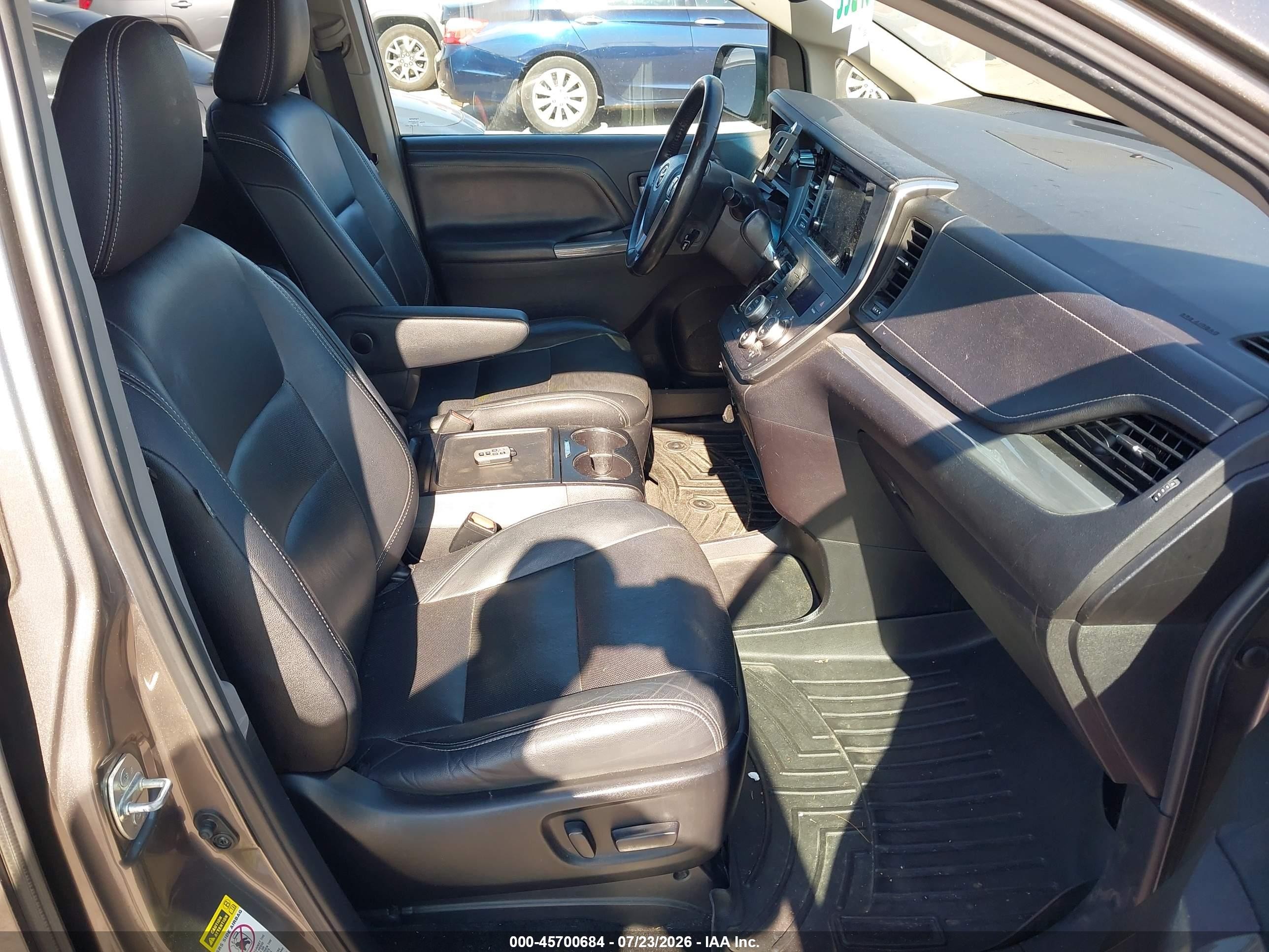 2015 Toyota Sienna Se 8 Passenger Серый vin: 5TDXK3DCXFS543179