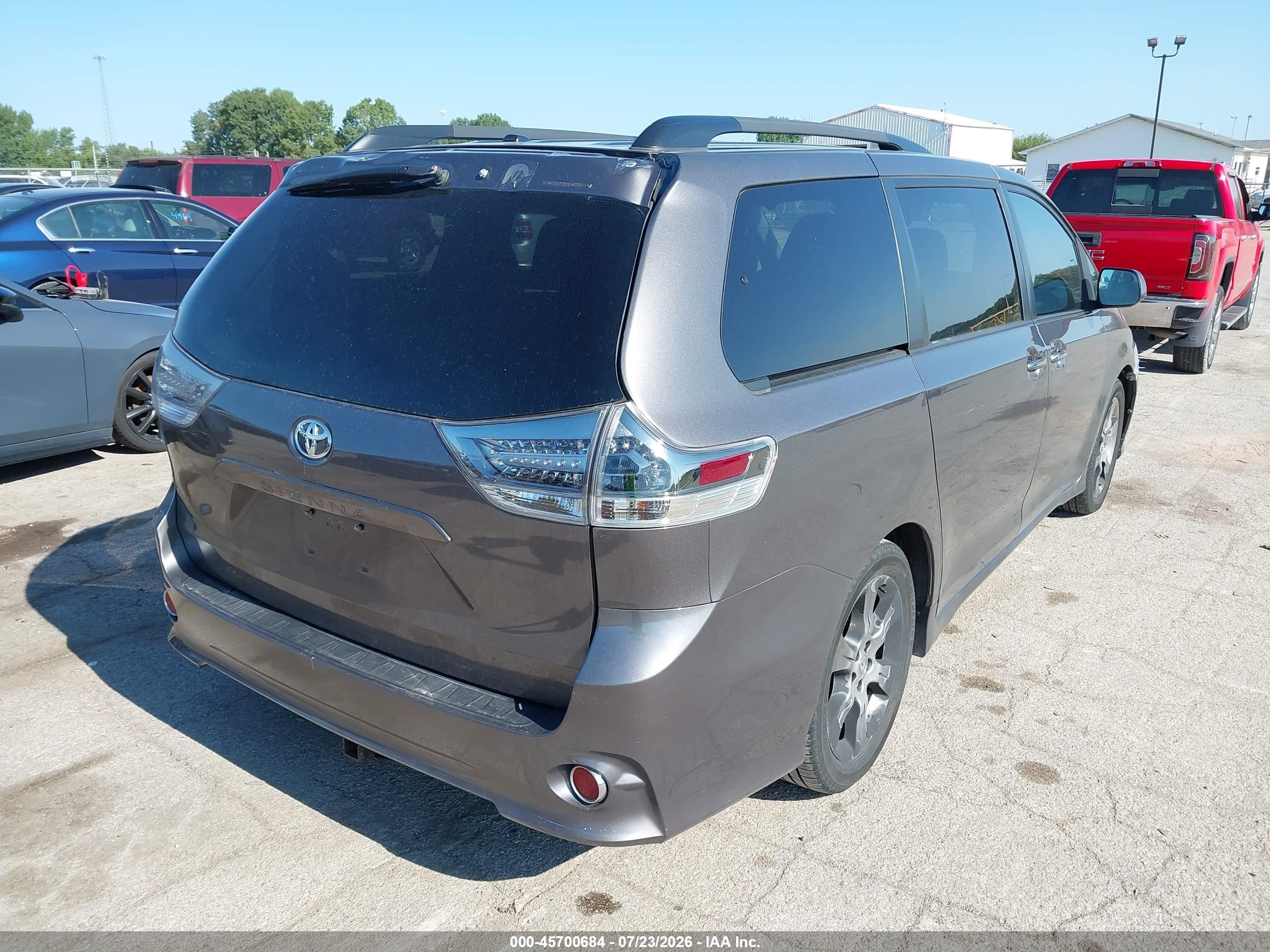 2015 Toyota Sienna Se 8 Passenger Серый vin: 5TDXK3DCXFS543179