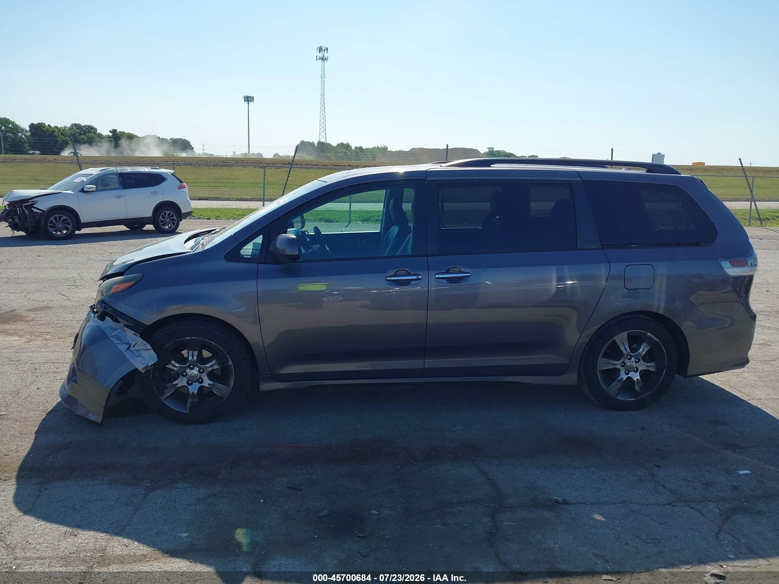 2015 Toyota Sienna Se 8 Passenger Серый vin: 5TDXK3DCXFS543179