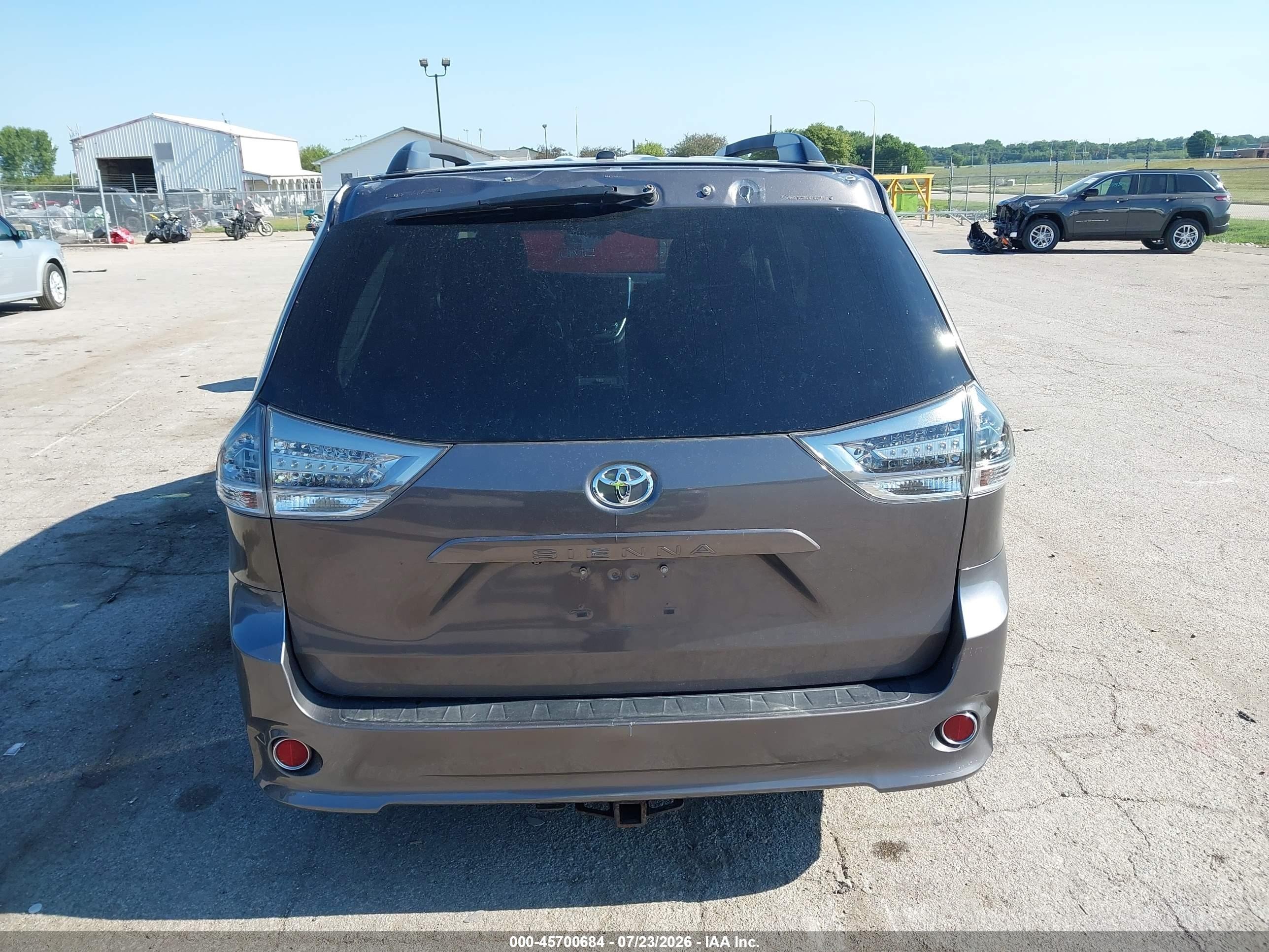 2015 Toyota Sienna Se 8 Passenger Серый vin: 5TDXK3DCXFS543179