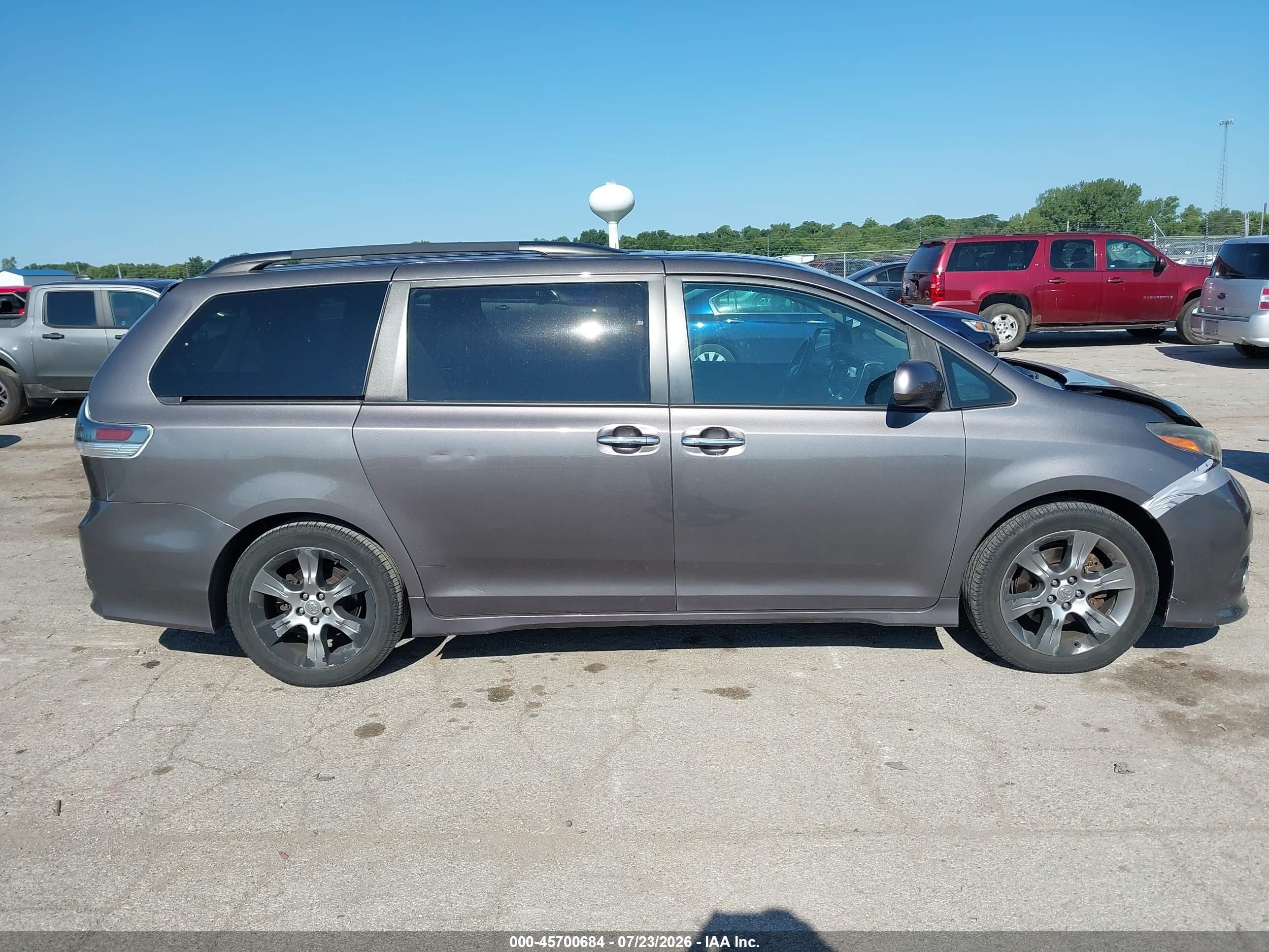 2015 Toyota Sienna Se 8 Passenger Серый vin: 5TDXK3DCXFS543179