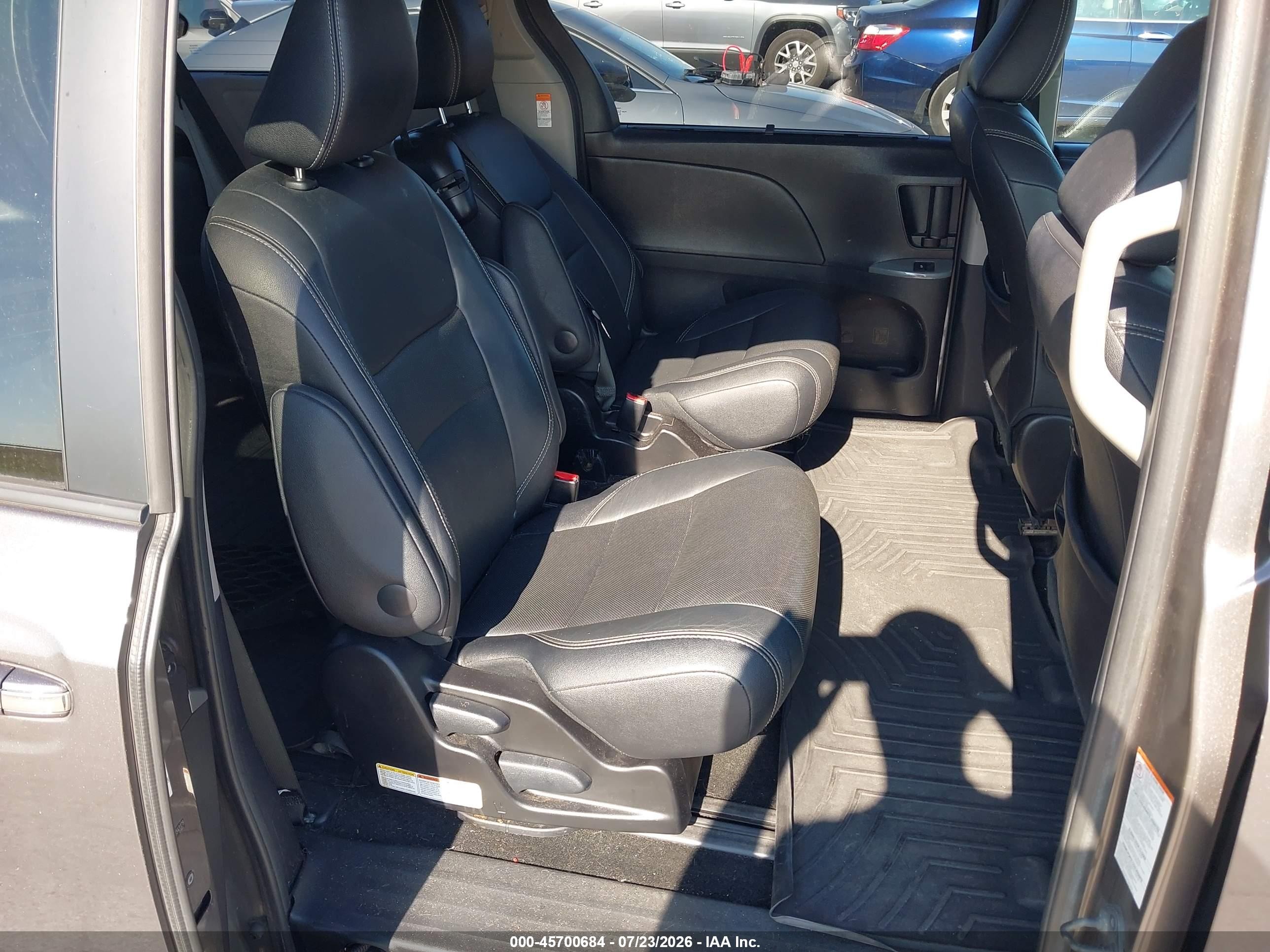 2015 Toyota Sienna Se 8 Passenger Серый vin: 5TDXK3DCXFS543179