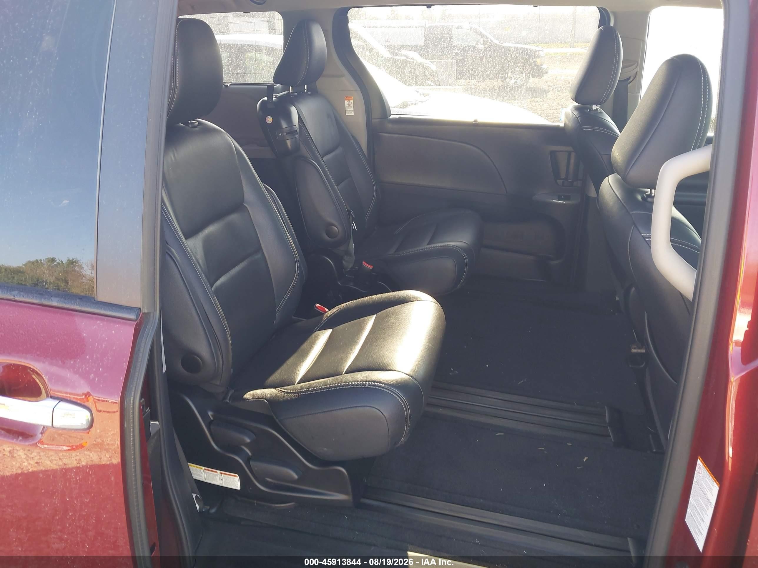 2015 Toyota Sienna Se 8 Passenger Burgundy vin: 5TDXK3DCXFS555607