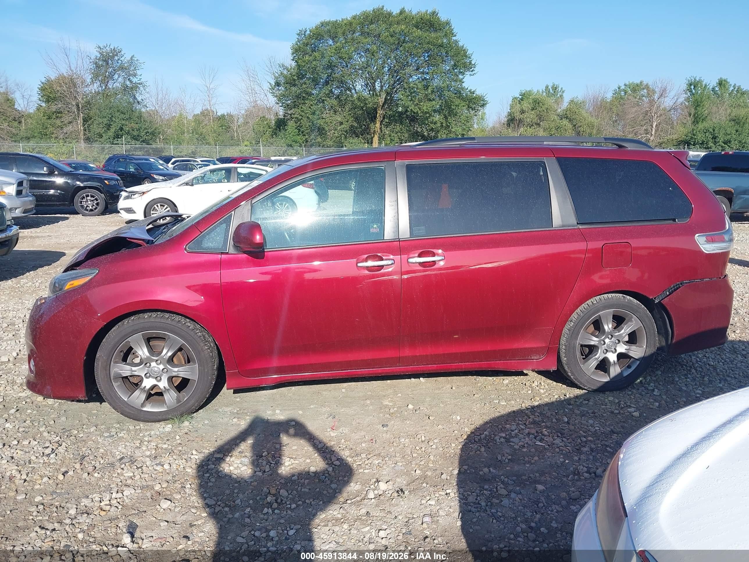 2015 Toyota Sienna Se 8 Passenger Burgundy vin: 5TDXK3DCXFS555607