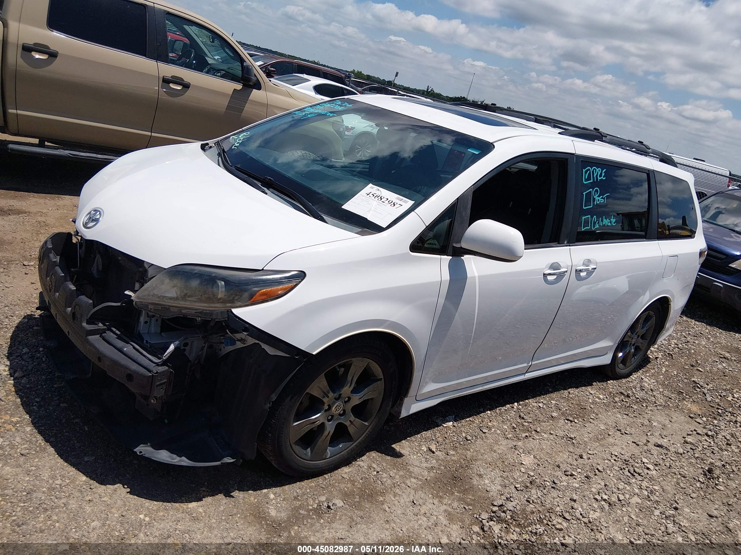 2015 Toyota Sienna Se 8 Passenger Белый vin: 5TDXK3DCXFS586324