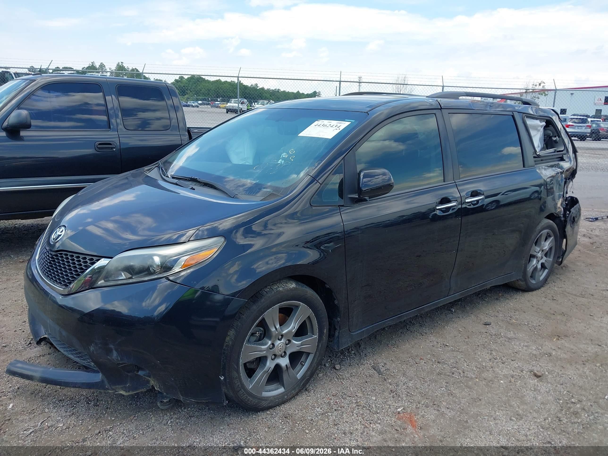 2017 Toyota Sienna Se Premium 8 Passenger Black vin: 5TDXZ3DC0HS828973