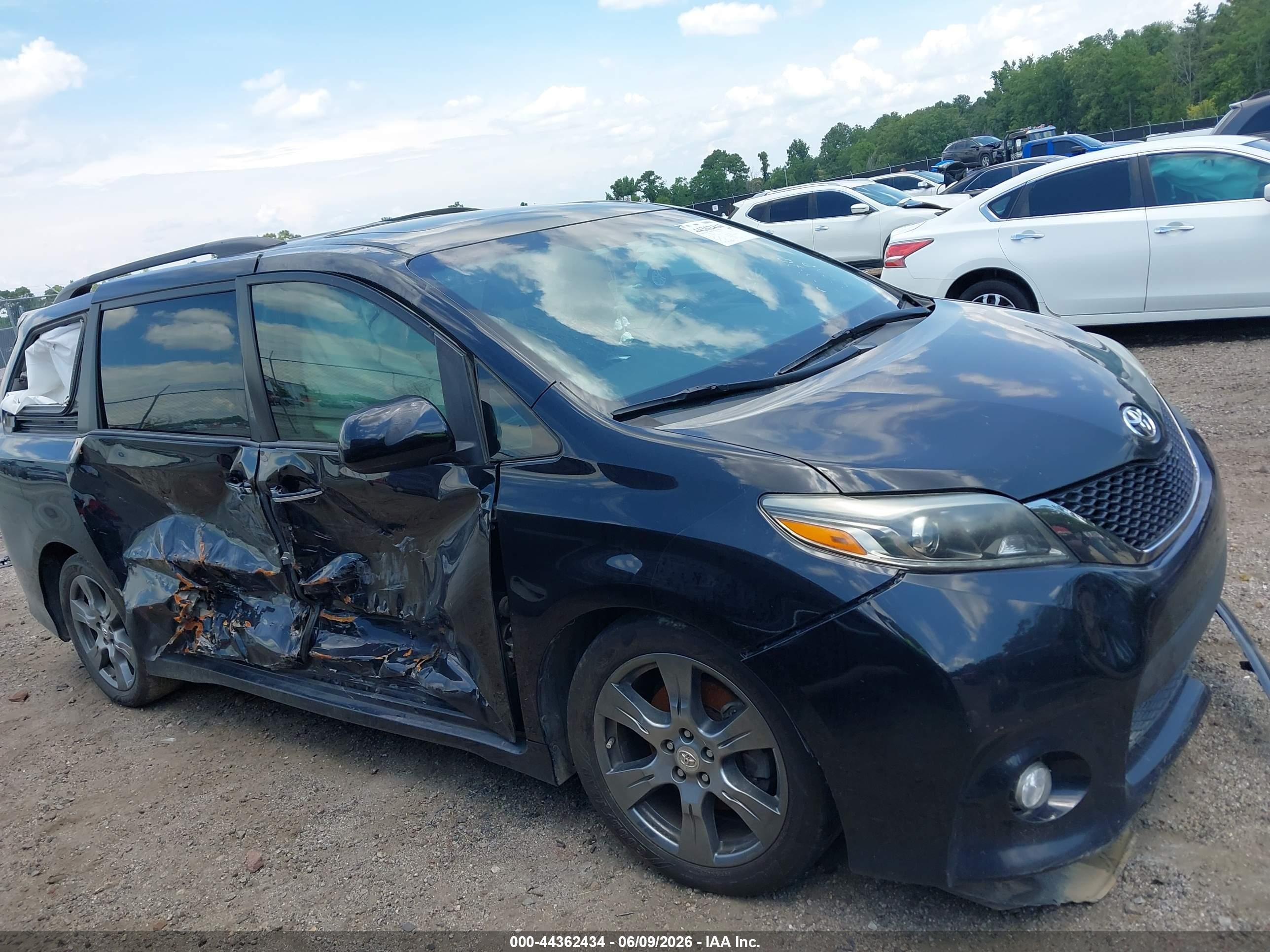 2017 Toyota Sienna Se Premium 8 Passenger Black vin: 5TDXZ3DC0HS828973