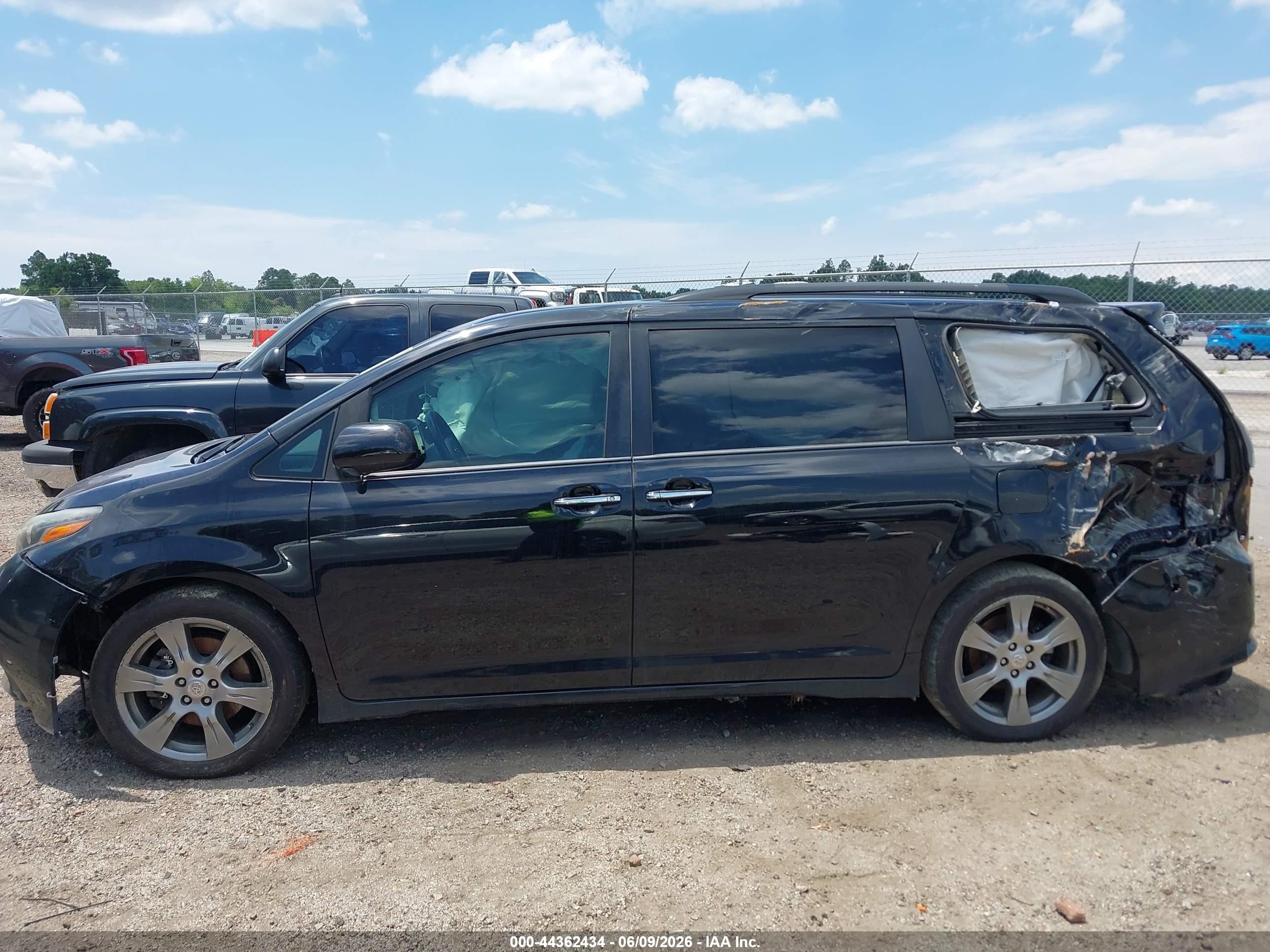 2017 Toyota Sienna Se Premium 8 Passenger Black vin: 5TDXZ3DC0HS828973