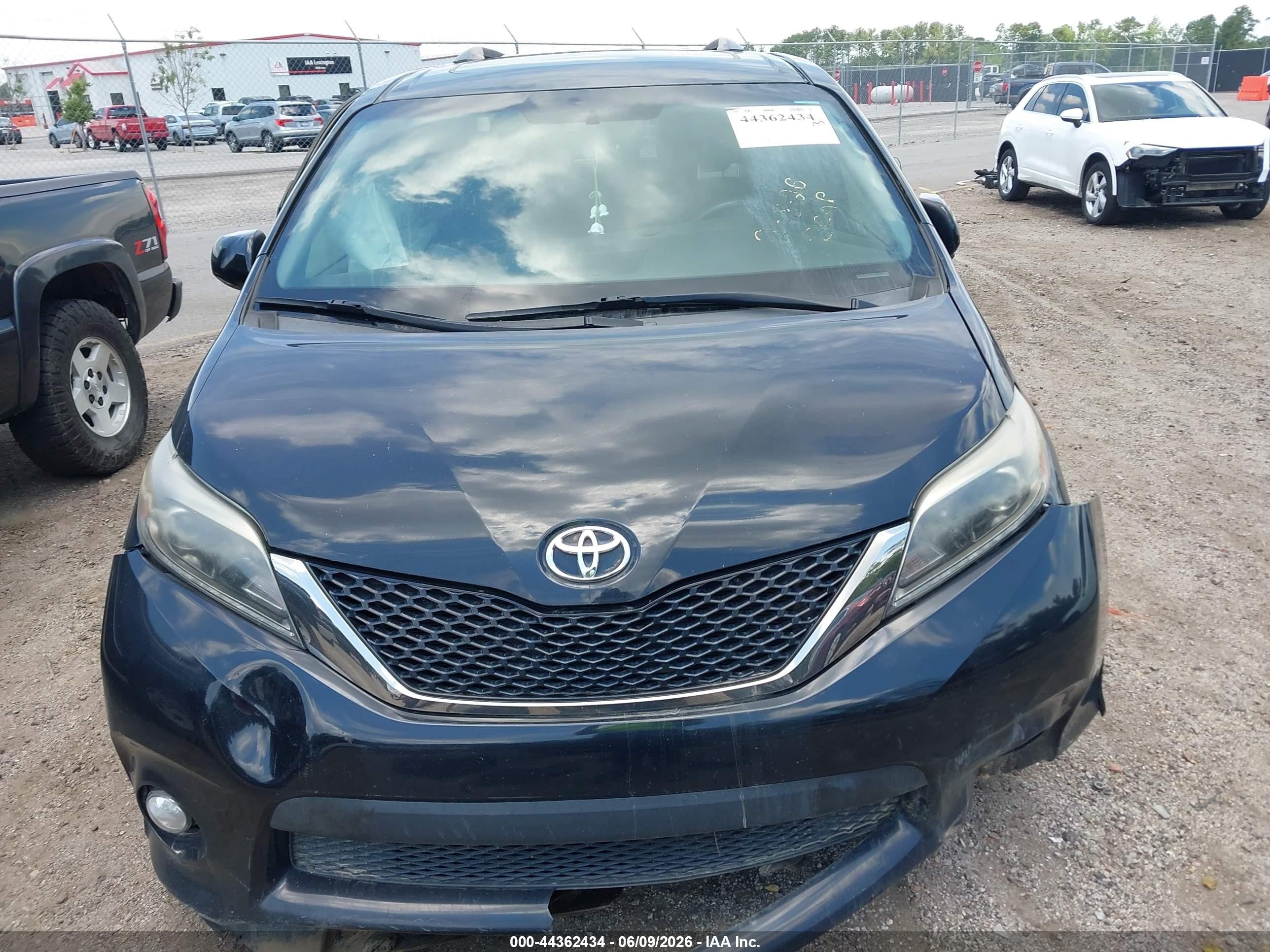 2017 Toyota Sienna Se Premium 8 Passenger Black vin: 5TDXZ3DC0HS828973