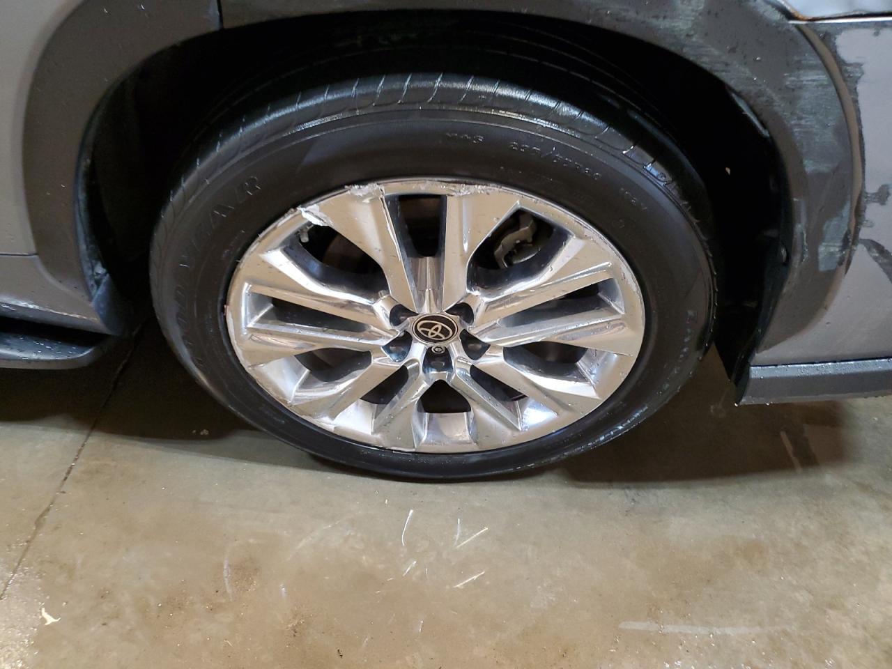 2023 Toyota Highlander Hybrid Limited Серебряный vin: 5TDYARAH7PS518607 Damage: Left Rear Wheel Cover, Broken, Replacement Required