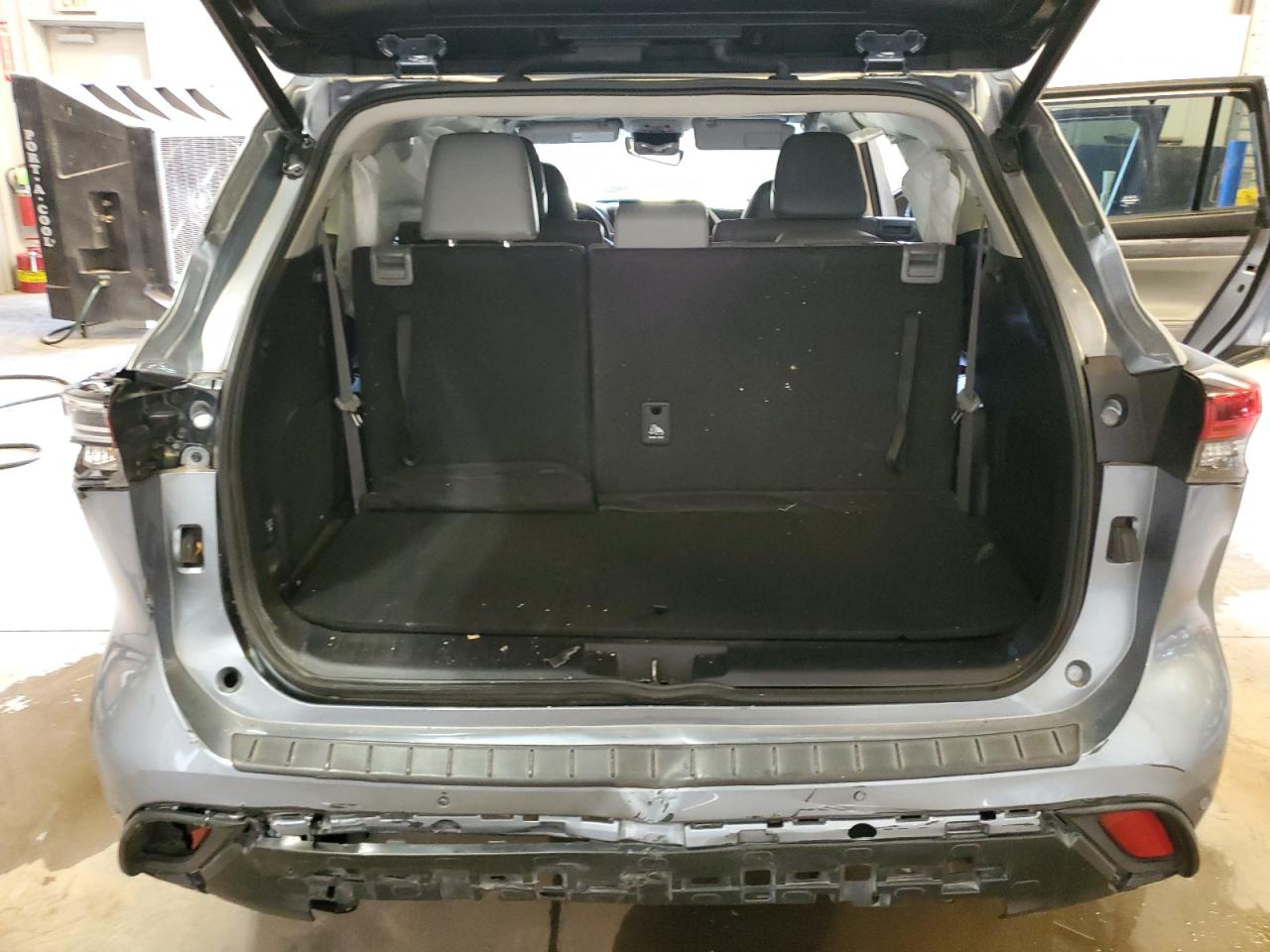 2023 Toyota Highlander Hybrid Limited Серебряный vin: 5TDYARAH7PS518607 Damage: Left Rear Marker Lamp, Broken, Replacement Required