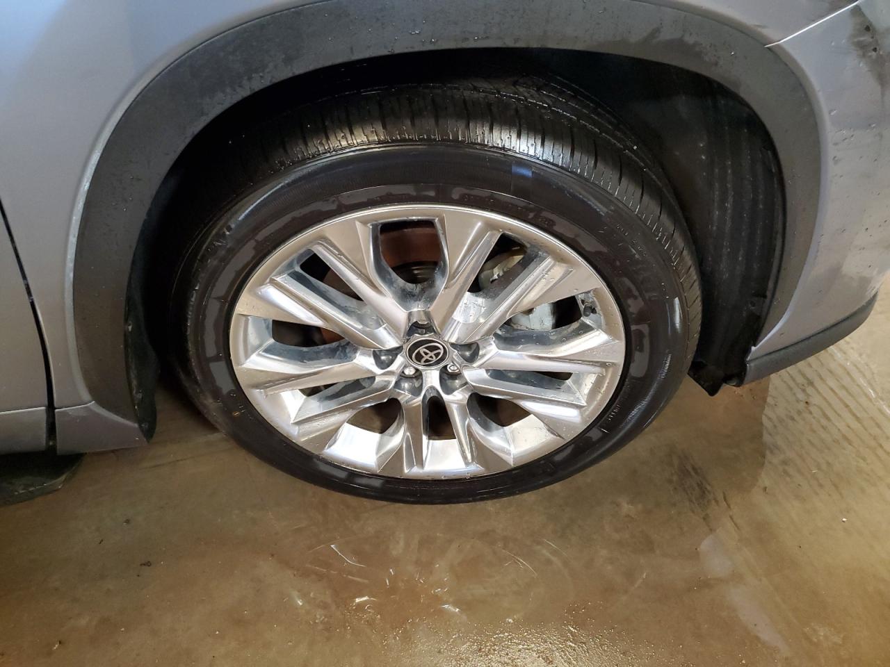 2023 Toyota Highlander Hybrid Limited Серебряный vin: 5TDYARAH7PS518607 Damage: Right Front Wheel Cover, Curb Rash, 3 To 4 Inches