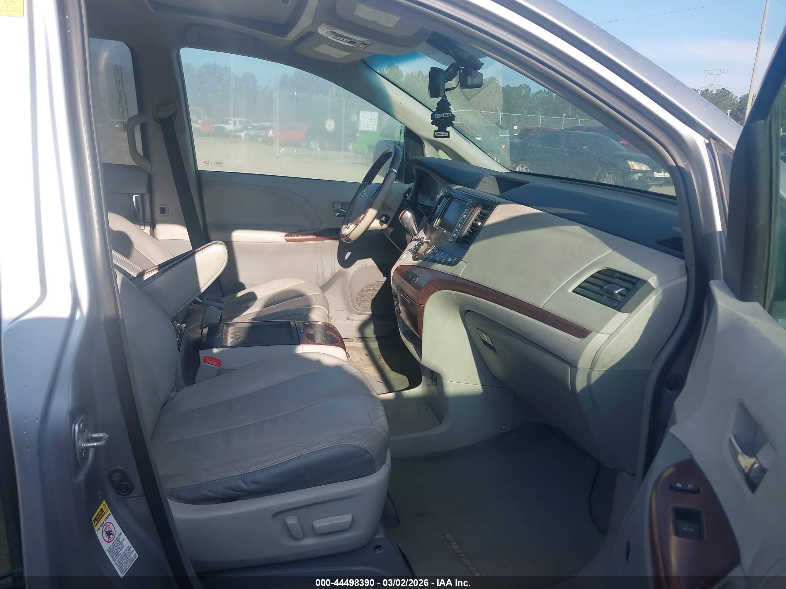 2011 Toyota Sienna Limited V6 Silver vin: 5TDYK3DC0BS001314