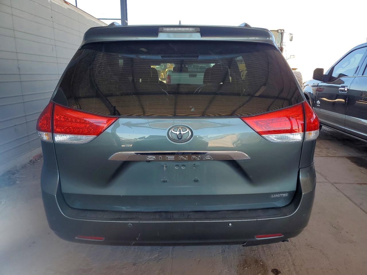 2011 Toyota Sienna Limited 7-passenger Gray vin: 5TDYK3DC0BS001829