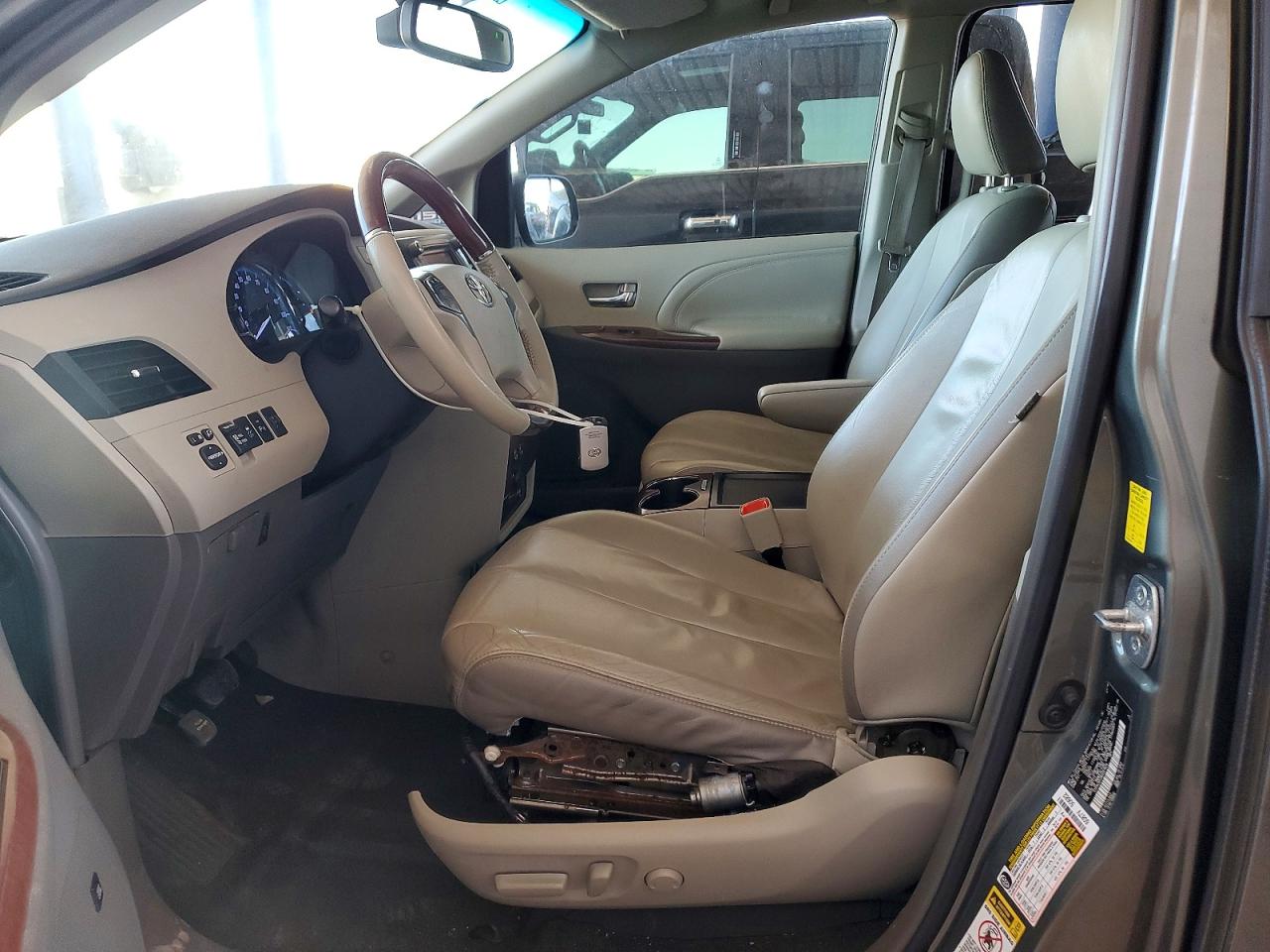 2011 Toyota Sienna Limited 7-passenger Gray vin: 5TDYK3DC0BS001829