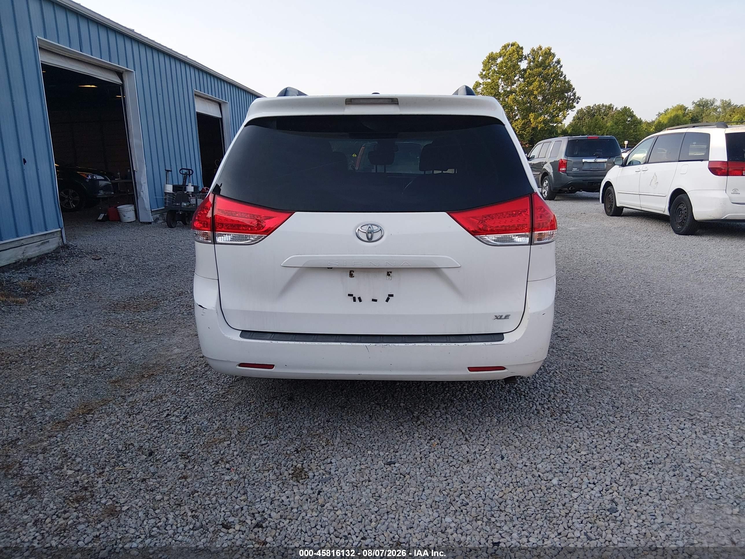 2011 Toyota Sienna Xle V6 White vin: 5TDYK3DC0BS014936