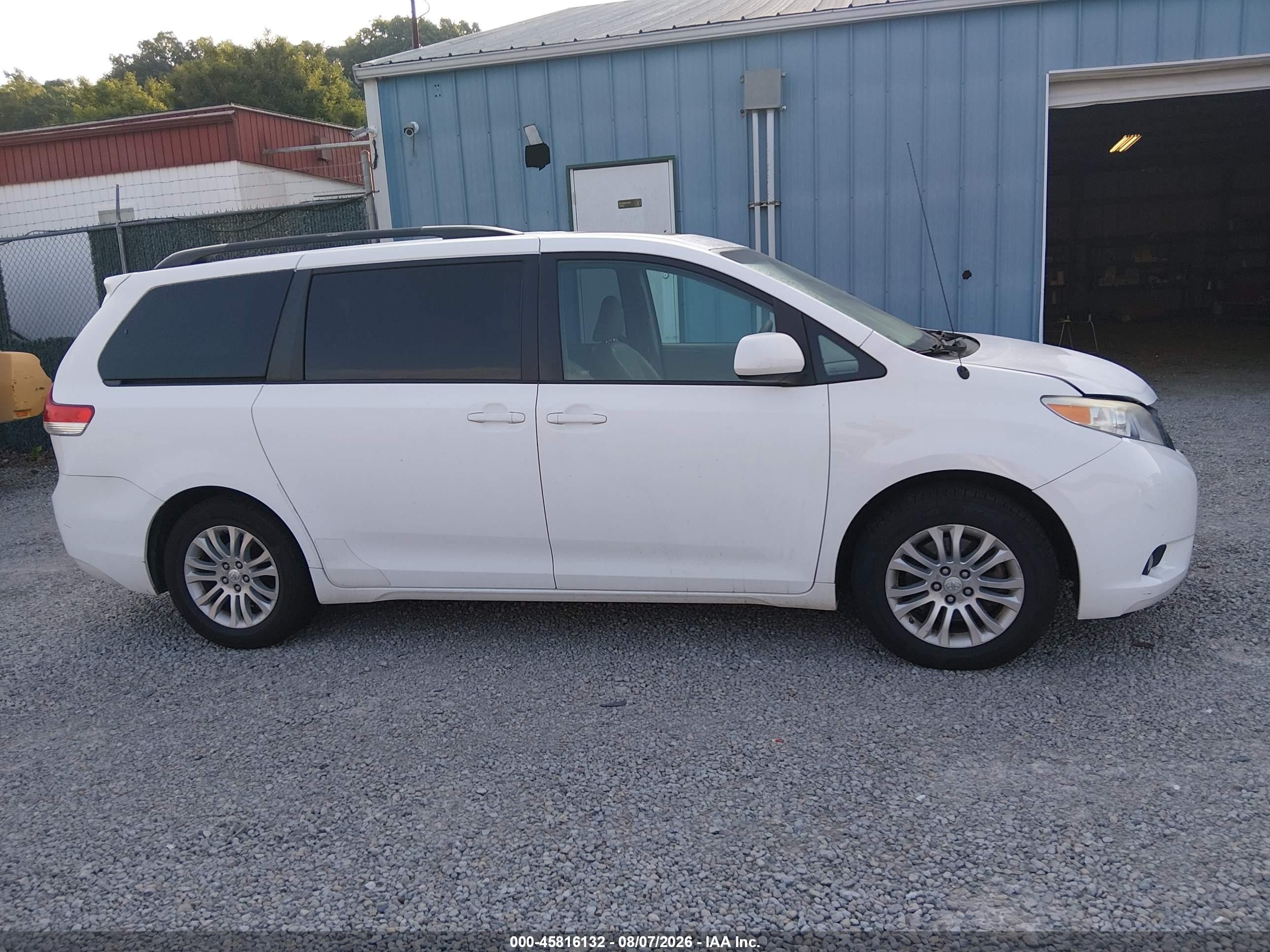 2011 Toyota Sienna Xle V6 White vin: 5TDYK3DC0BS014936