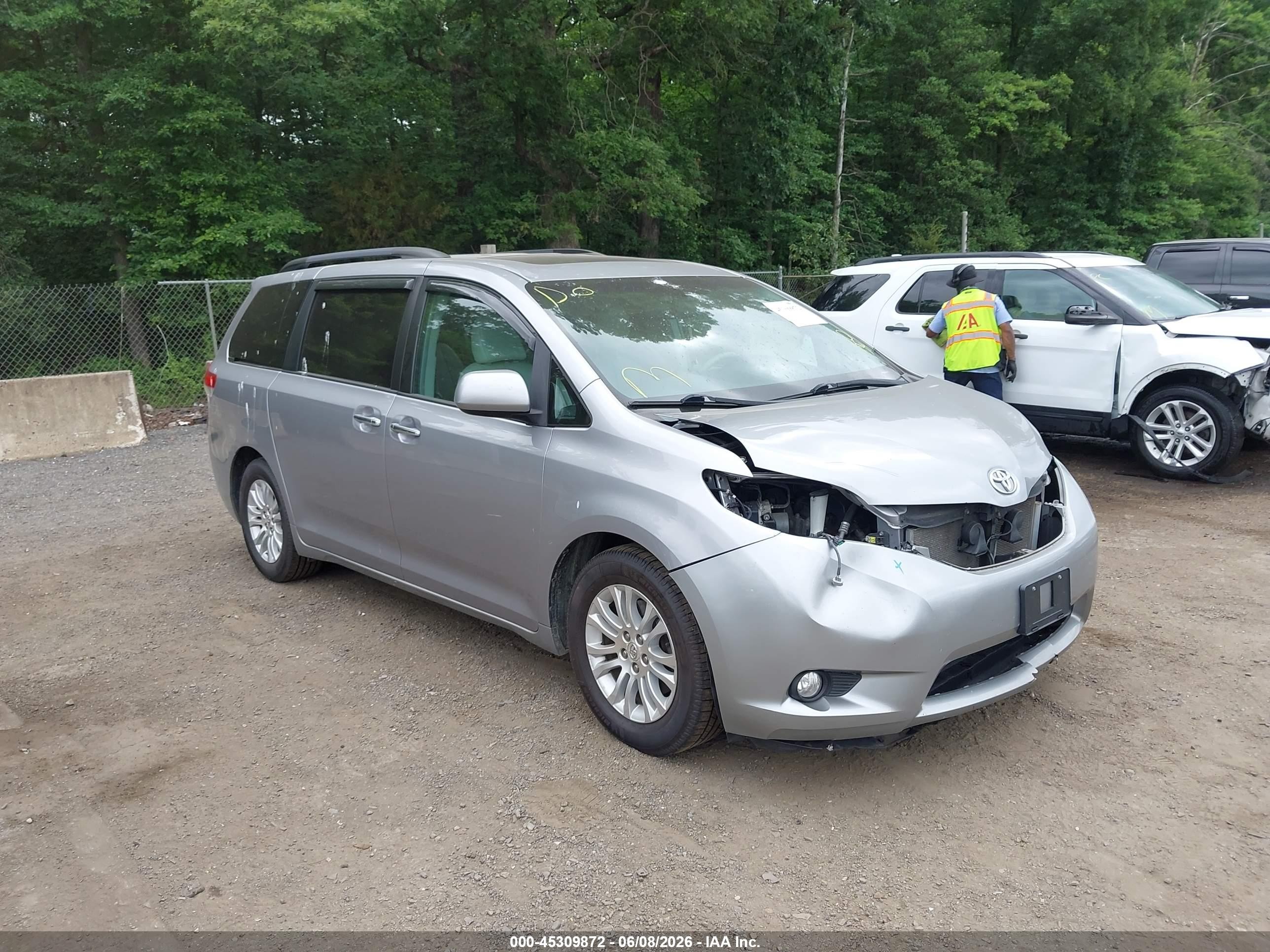 2011 Toyota Sienna Xle V6 Silver vin: 5TDYK3DC0BS021028