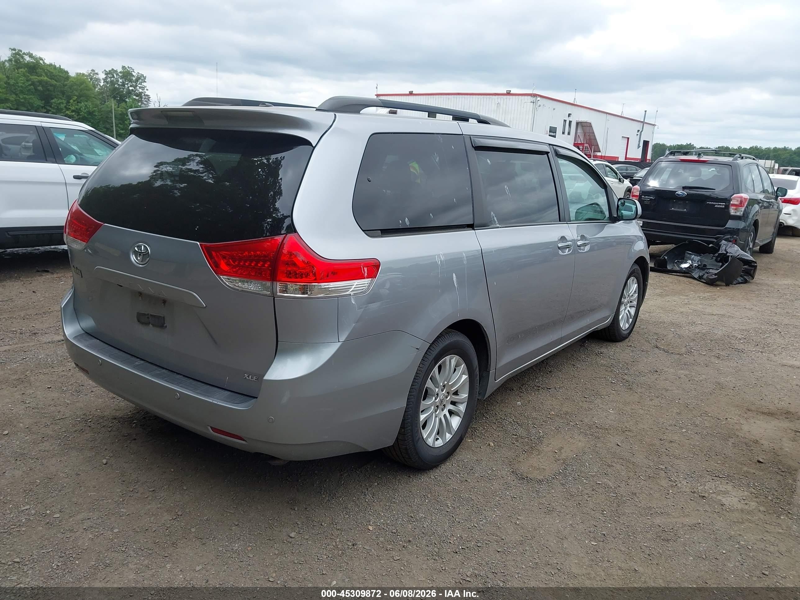 2011 Toyota Sienna Xle V6 Серебряный vin: 5TDYK3DC0BS021028