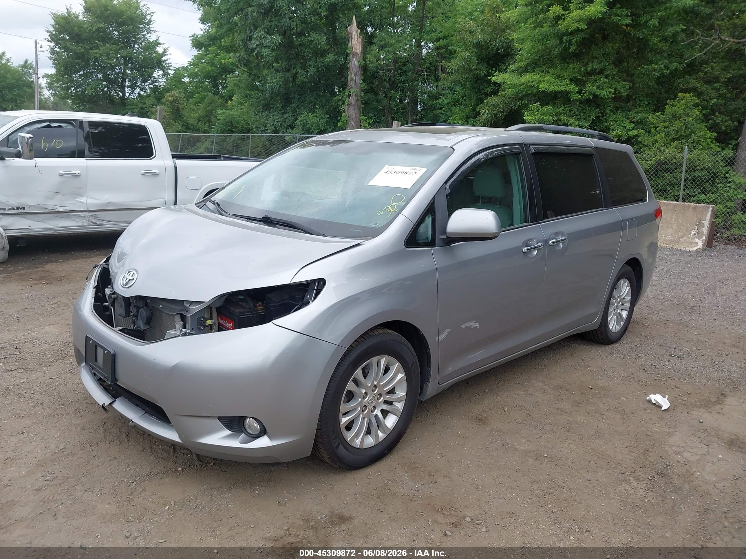 2011 Toyota Sienna Xle V6 Серебряный vin: 5TDYK3DC0BS021028